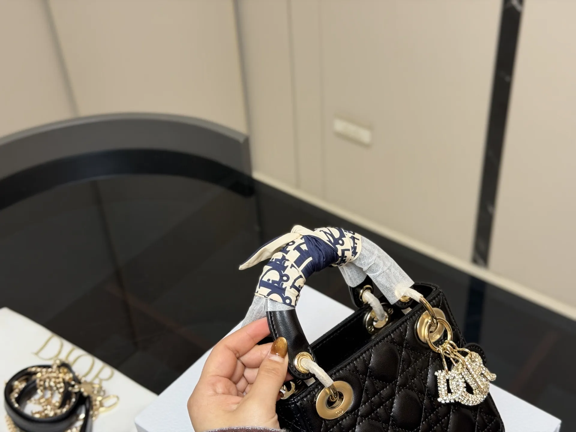 &yen;205 配折叠盒 尺寸:17*13cm 高品版.升级出货 ✅ 迪奥 戴妃羊皮 每个颜色真的太好看啦 是不是都需要它！