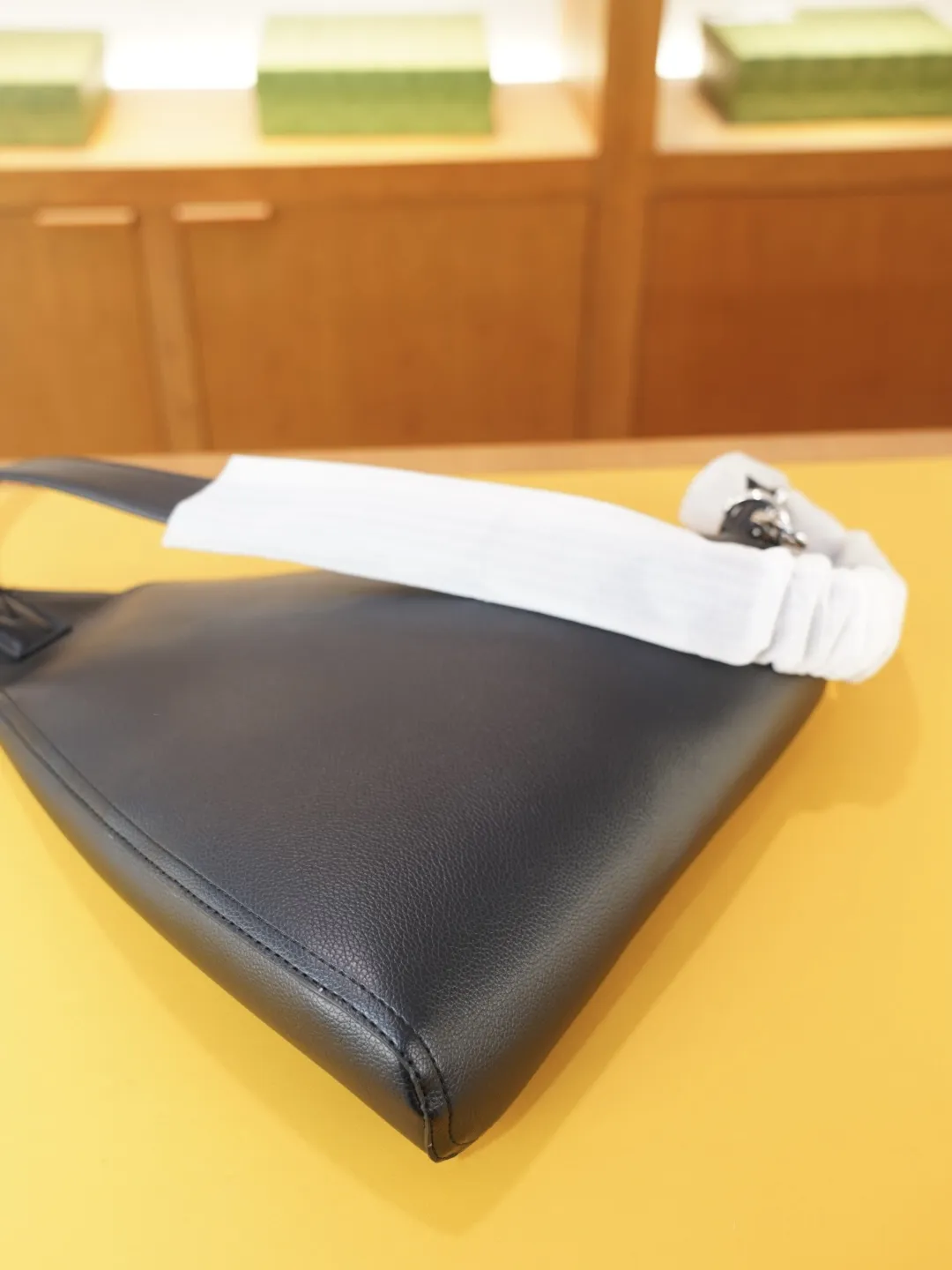 P115 🇮🇹 普拉达 官网同步 高版本 胸包 永恒不过时的标志性产品 纯原单牛皮 顶级五金制作 非市面普通版本 今年PRADA最爱的款式 全部实拍 实用性非常高 完全不用担心穿搭 【规格:30x35x5】