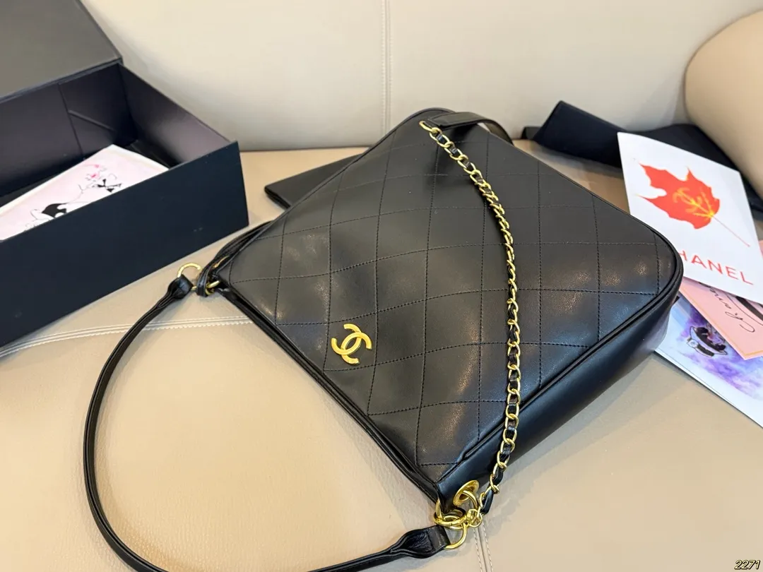 ¥150折叠盒 香奈儿CHANEL Hobo腋下包 这款觉得手拎就很好看 配休闲装很酷啊! 实物很漂亮 质感超级棒 尺寸:32 29