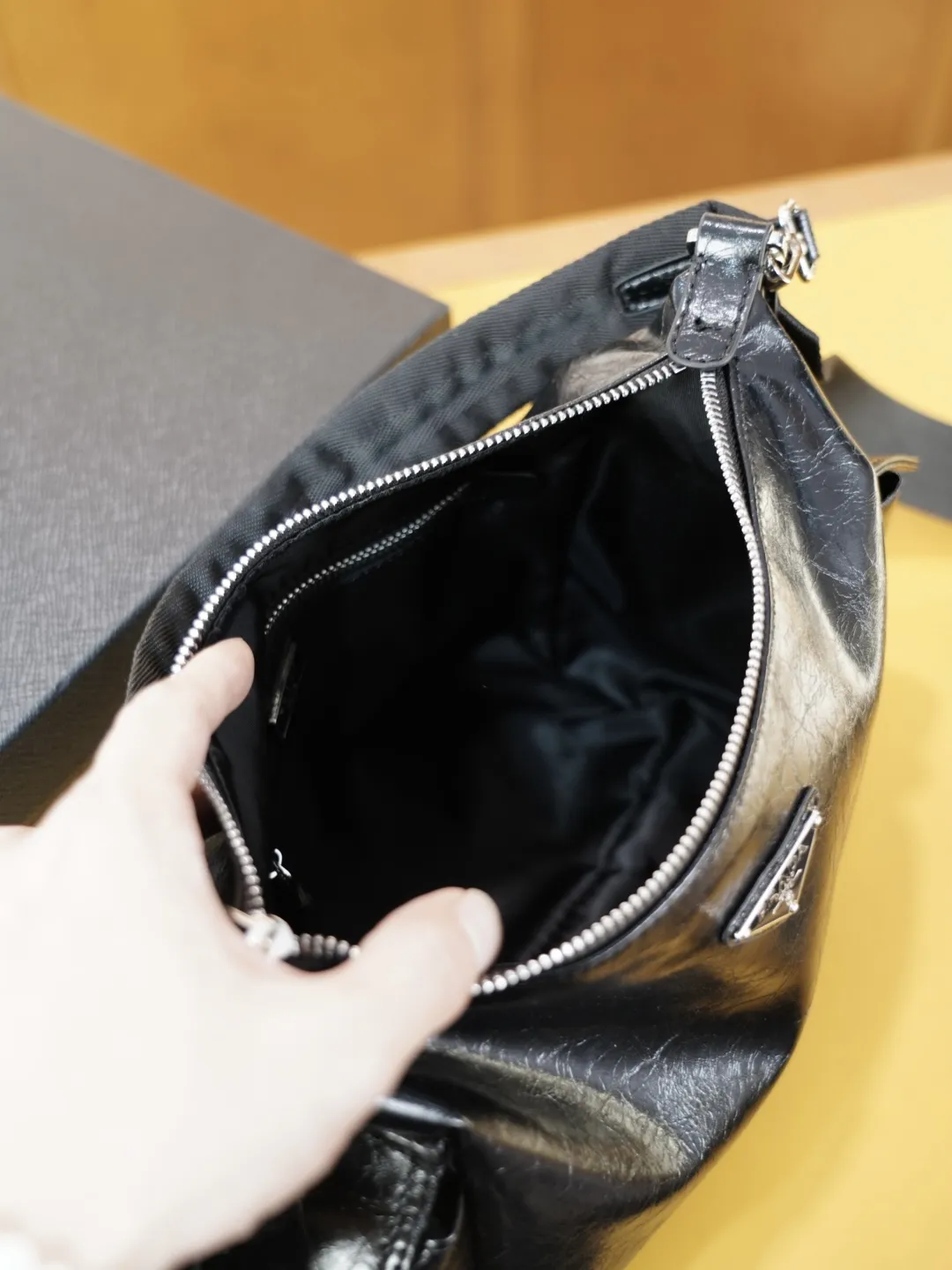 P140 🇮🇹 PRADA 普拉达 官网同步 高版本 斜挎单肩背包 永恒不过时的标志性产品 纯原单牛皮 顶级五金制作 非市面普通版本 贸易公司订单货 全部实拍 实用性非常高 完全不用担心穿搭 配全套包装礼品盒 【规格:30x20x10】