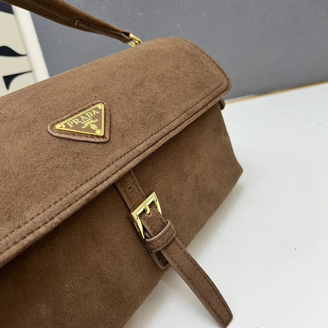 💰240包邮❗ 新款邮差包🎉1A395全皮🎉 这款手袋完美融合精致与功能性,采用再生尼龙材质,轮廓柔和,配有多个口袋。轻盈实用的设计结合运动与百搭元素,饰有涂珐琅三角形金属徽标,搭配皮革细节。配有2条肩带可拆卸,容量大,太完美,又是一款永久不过时爆款,大号男女共用,赶紧入手吧 小号:长30x高14x底10cm