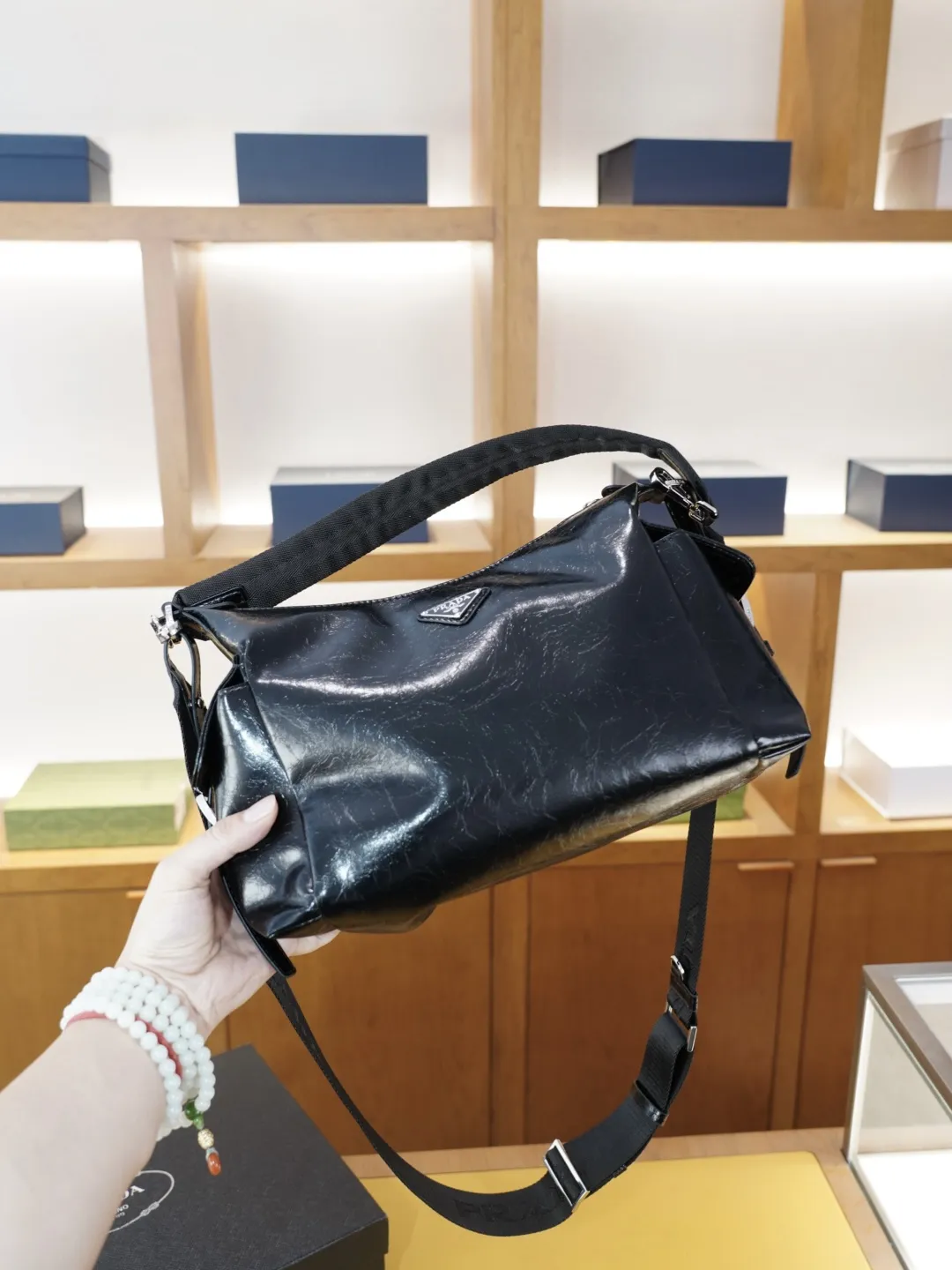 P140 🇮🇹 PRADA 普拉达 官网同步 高版本 斜挎单肩背包 永恒不过时的标志性产品 纯原单牛皮 顶级五金制作 非市面普通版本 贸易公司订单货 全部实拍 实用性非常高 完全不用担心穿搭 配全套包装礼品盒 【规格：30x20x10】