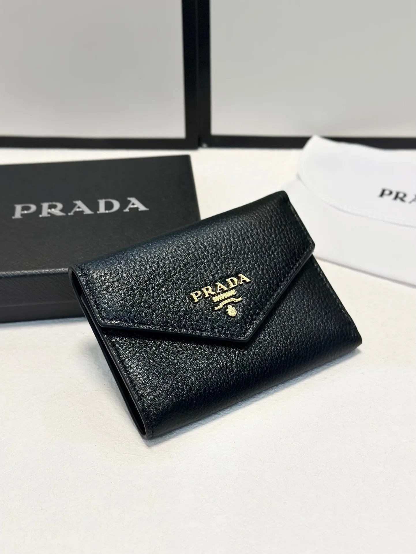 P95🎀🎀颜色 黑🎀尺寸 11x10🎀普拉达👏时尚钱包，优质牛皮👍🏻高档五金配件，内阁丰富，超级实用❗️现货高品质[得意]