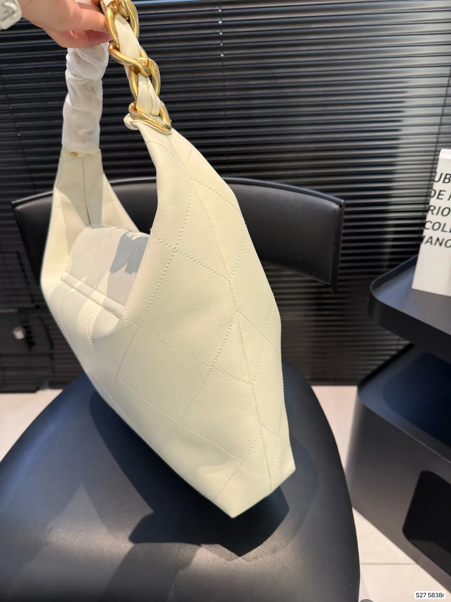 P185 Chanel奶白编织链包|是仙女包没错了 谁能拒绝奶白色的温柔暴击⁉️ 香奈儿这系列把优雅刻进了DNA 日常通勤、出街都能搭 菱格纹+编织金属链手柄 奶白色皮质干净又高级 金色双C扣精致感拉满,温柔又大气 尺寸32 27 货号5838