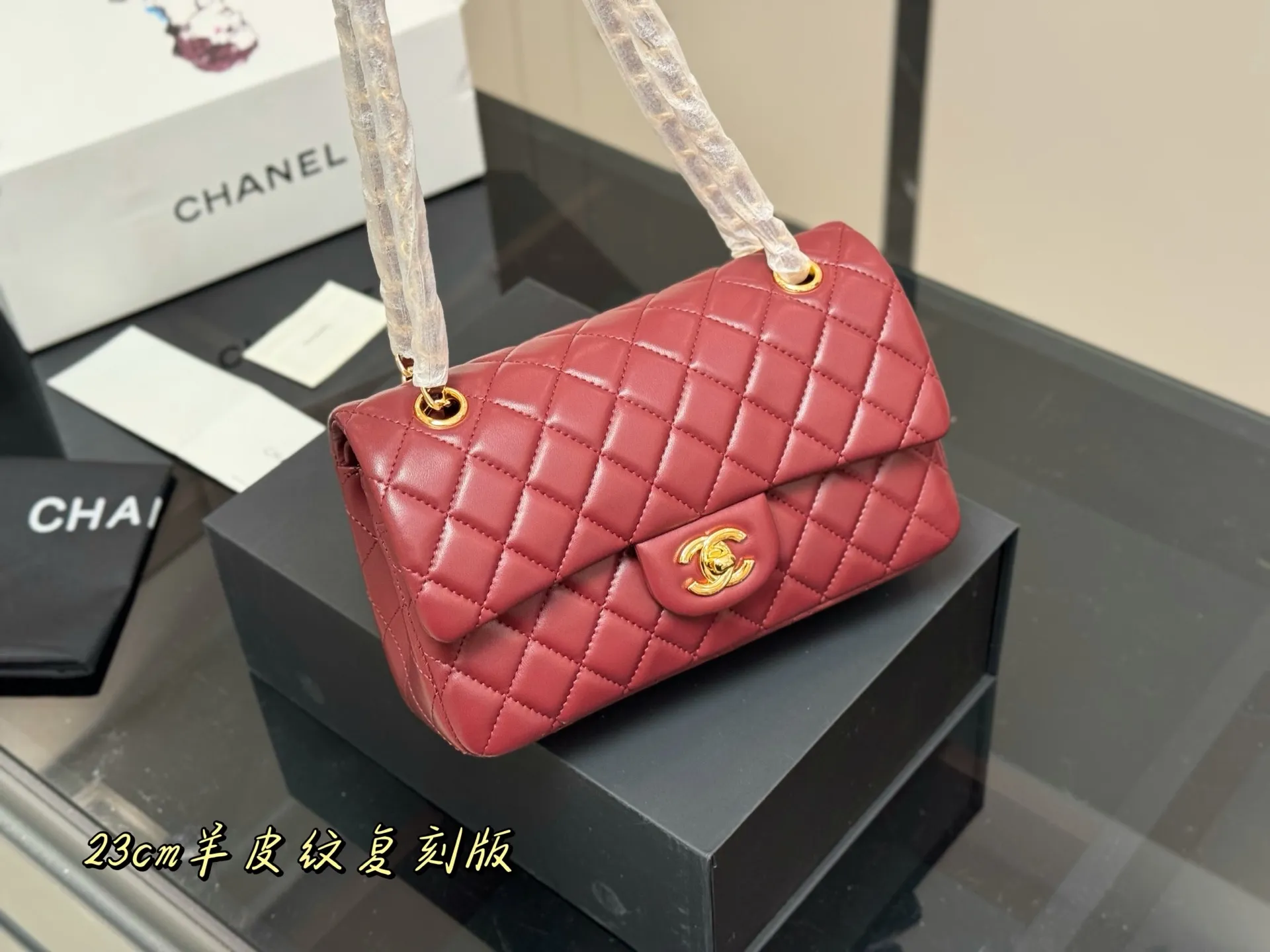 ¥185 配折叠盒飞机盒 size:23cm 香奈儿 cf我们一直很用心在做 秒杀其他市面上的货 顶级原单鱼子酱 很舒服的一种! 不管您是谁 稳稳hold住哦✔️✔ 四季必备单品!