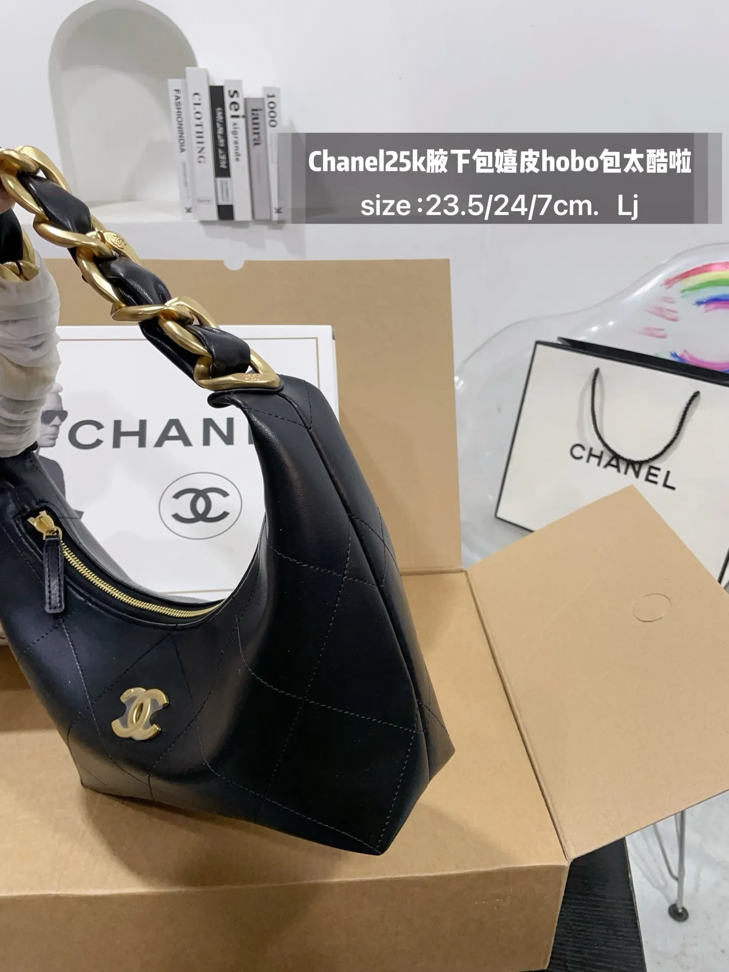 👑💰170免税店包装 Chanel25k腋下包嬉皮hobo包太酷啦25k嬉皮hobo包经典大菱格，大粗链条沉甸甸的金链条很有分量感 表面做旧效果，很有Vintage中古感； 包身柔软容量非常大，好看又能装的hobo谁能拒 绝 上身随性又潇洒~ 尺寸，23.5/24/7cm