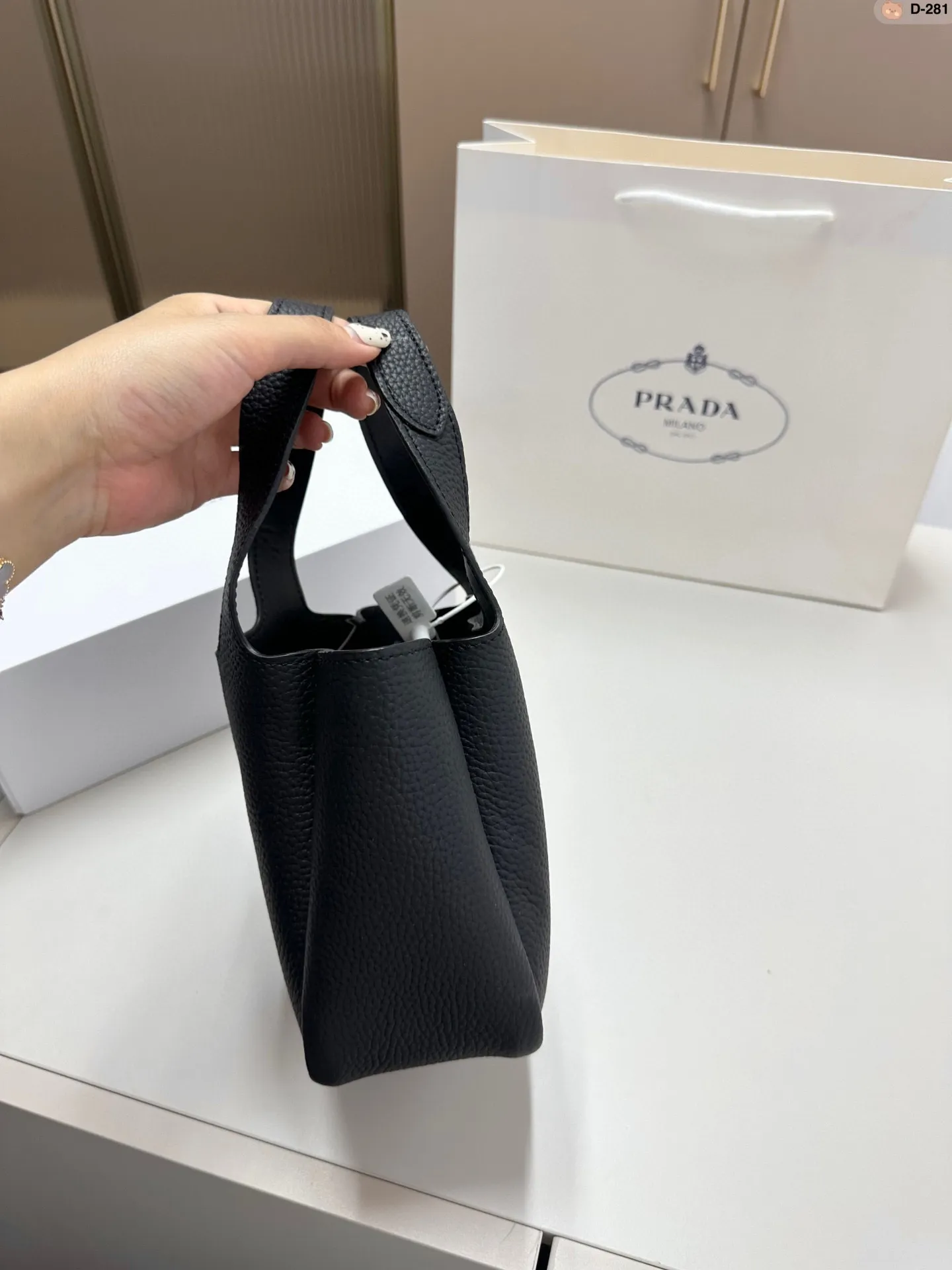 💰p180 普拉达爆款 网红同款 菜篮子 Prada 购物袋牛皮 D-281尺寸18.8.16 折叠盒