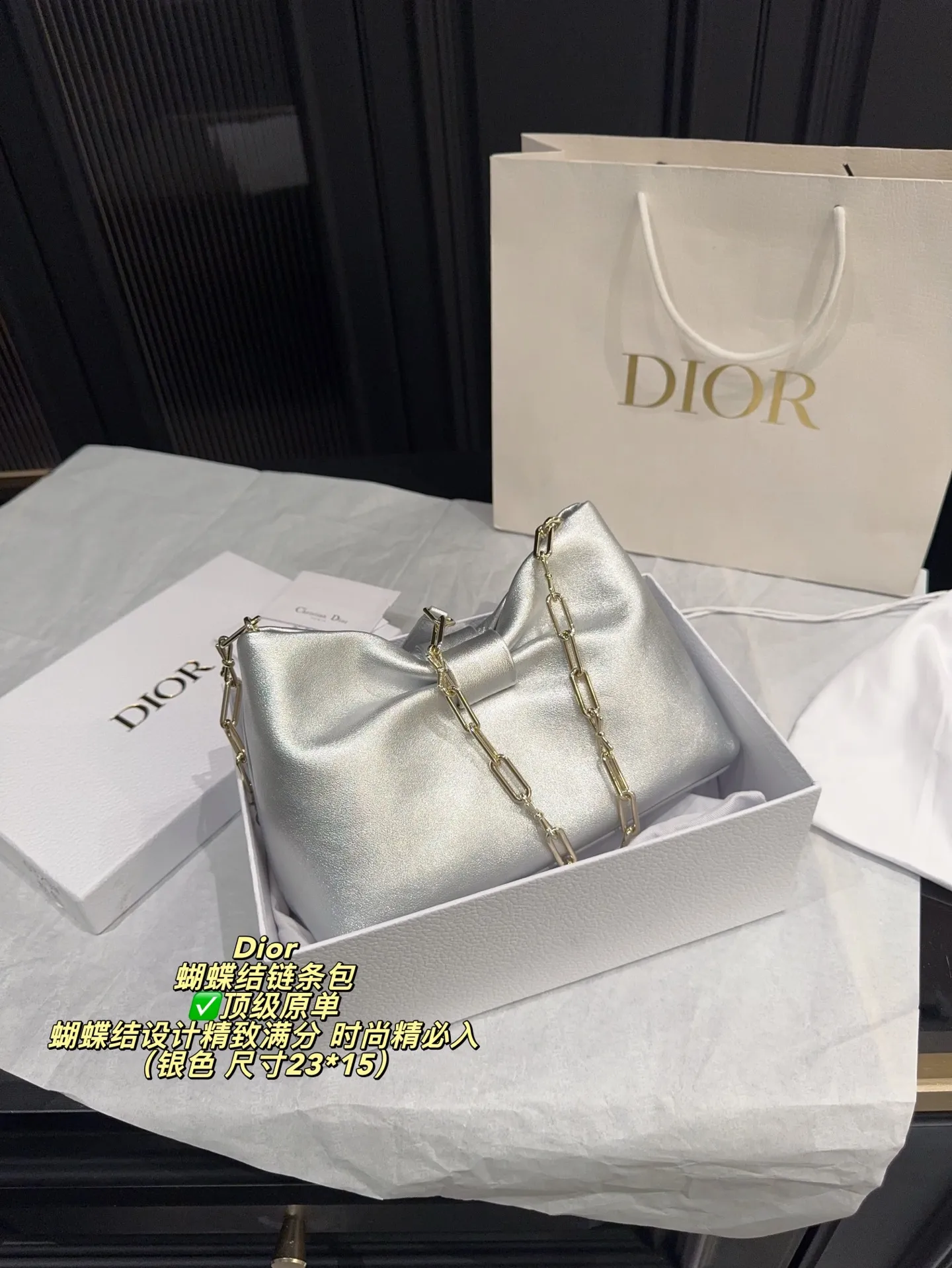 ✅顶级原单P250配盒⚠️尺寸23*15 Dior 迪奥蝴蝶结链条包 黑色粒面牛皮+金色链条,优雅又现代 。正面“Dior”标志超有辨识度,蝴蝶结设计精致满分!尺寸适中,日常通勤、晚宴都能轻松驾驭,手提or斜挎都很百搭~链条细节提升质感,实用又时髦,是Dior经典系列热门单品,时尚达人必入!