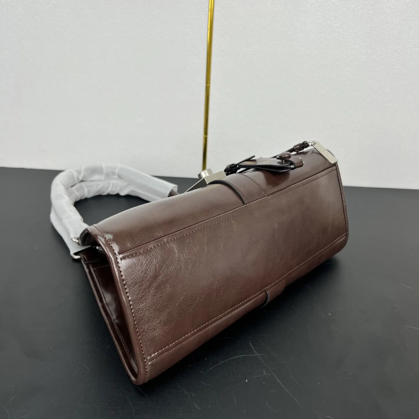 定制版💰338包邮‼️ 🎉新品🎉1BG563新款🎉🎉 这款走秀款采用进口油腊皮，顶级五金，前幅配有插扣锁开合，容量空间大，又可手提又可肩背，上身效果非常大气时尚，喜欢宝宝们，赶紧入手吧🎉🎉 长30.5x高17.5x底9cm🎉🎉🎉