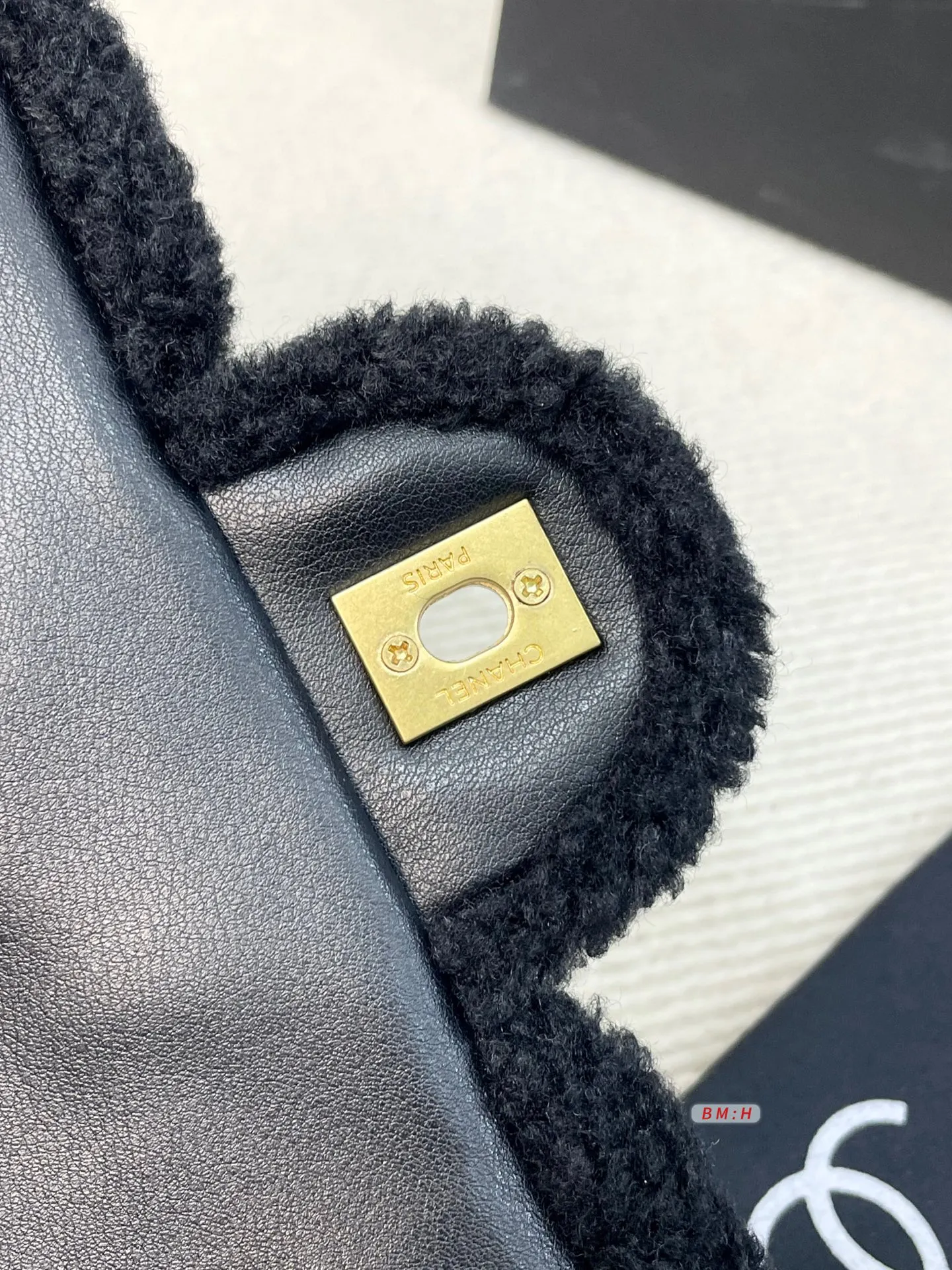 💰210 香奈儿CF系列25N黑白千鸟格粗花呢包链条包斜挎包,经典千鸟格纹+金色链条,优雅复古气质满分✨。毛呢材质柔软有质感,秋冬搭配大衣毛衣超有氛围感!日常通勤、出街都很实用,手机卡包轻松装下。金属双C标志+皮穿链条,细节精致,肩带可调节,单肩斜挎都OK。 尺寸:29*10*20