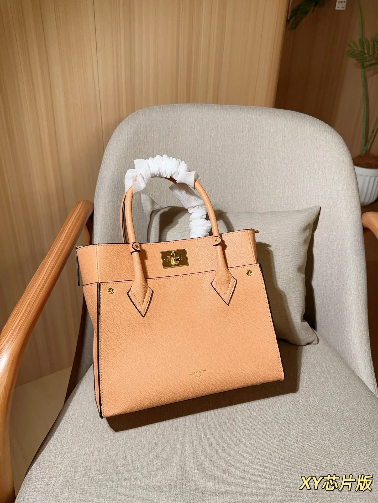 💰175 无盒 芯片版 Lv路易威登 新品on my side手提单肩斜挎包~ 尺寸:30×26×13