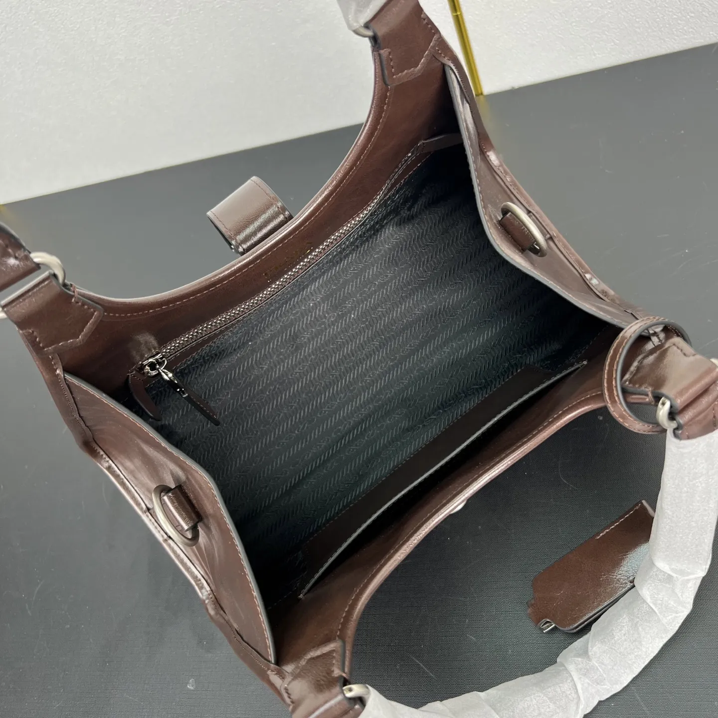 定制版💰338包邮‼️ 🎉新品🎉1BG563新款🎉🎉 这款走秀款采用进口油腊皮，顶级五金，前幅配有插扣锁开合，容量空间大，又可手提又可肩背，上身效果非常大气时尚，喜欢宝宝们，赶紧入手吧🎉🎉 长30.5x高17.5x底9cm🎉🎉🎉