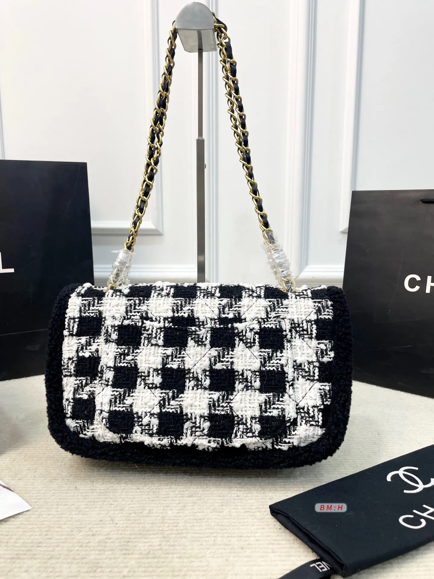 💰210 香奈儿CF系列25N黑白千鸟格粗花呢包链条包斜挎包，经典千鸟格纹+金色链条，优雅复古气质满分✨。毛呢材质柔软有质感，秋冬搭配大衣毛衣超有氛围感！日常通勤、出街都很实用，手机卡包轻松装下。金属双C标志+皮穿链条，细节精致，肩带可调节，单肩斜挎都OK。 尺寸：29*10*20