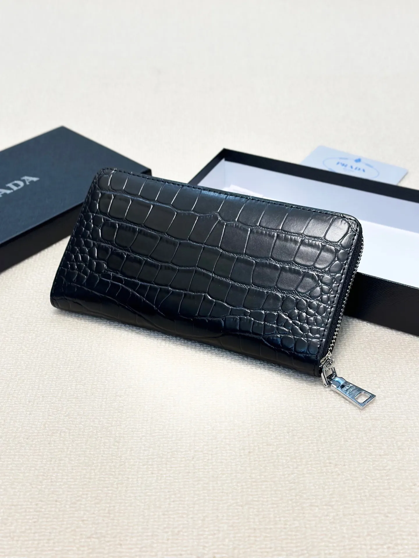 P100🎀🎀颜色 黑🎀尺寸 21x11🎀✨普拉达男士手包💎💎石头纹牛皮🐂,一流手感媲美专柜正品👍,看细节👀多卡位大容量,现货供应