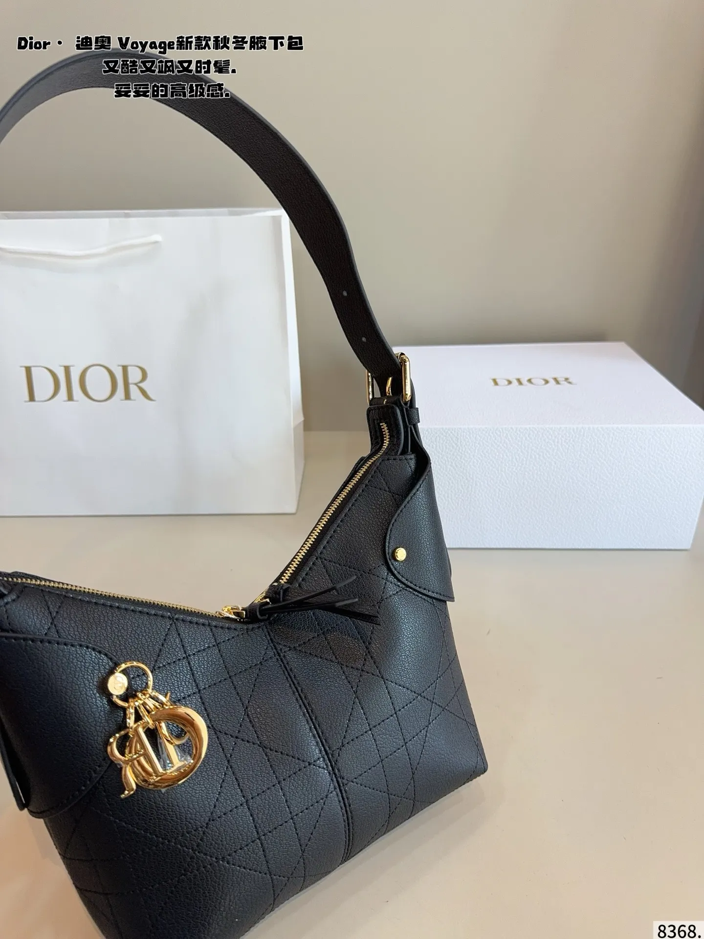 p200配礼盒🎁. 又发现新款啦🤩Dior Voyage秋冬系列腋下包 又是一个迪奥新款腋下包，直接击中心巴上[哇R] 自带松弛感，包形柔软又随意～ 复古的粒面牛皮，经典藤纹格，双拉链设计～ 整体高级又时髦，精致感满满的字母吊坠～ 细节非常到位，超大的容量，自用很轻便哇 背上身满满的松弛感哇尺寸：21*9*20cm