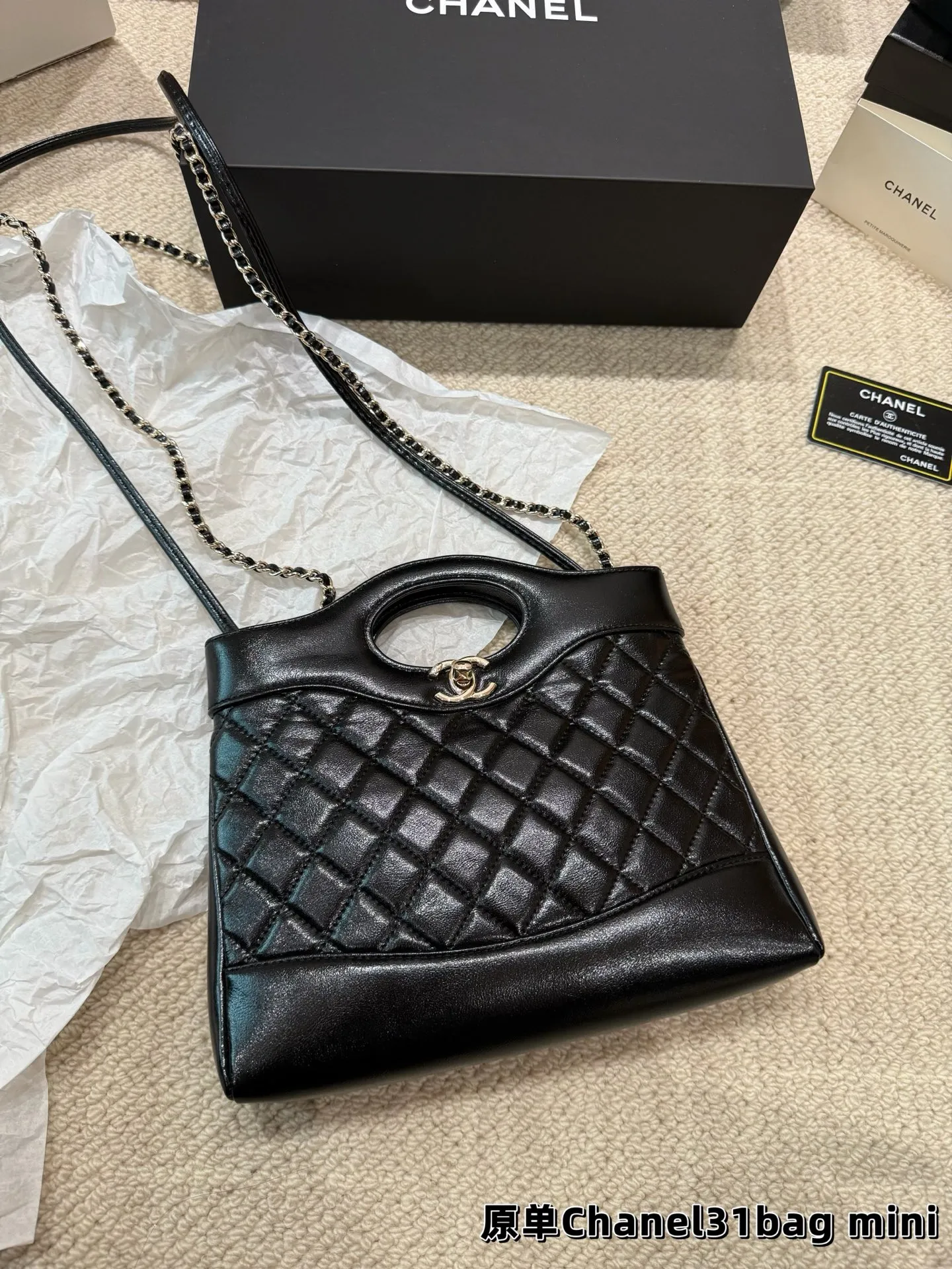 P160 香奈儿 Chanel 31bag mini 这种独具设计感的经典款很难见到的哇～ 这种颜值的美包简直是遇到了就必背的存在 相比较以前的中古来说～新款的设计更具流畅~更具优雅格调 全套包装 尺寸23.19