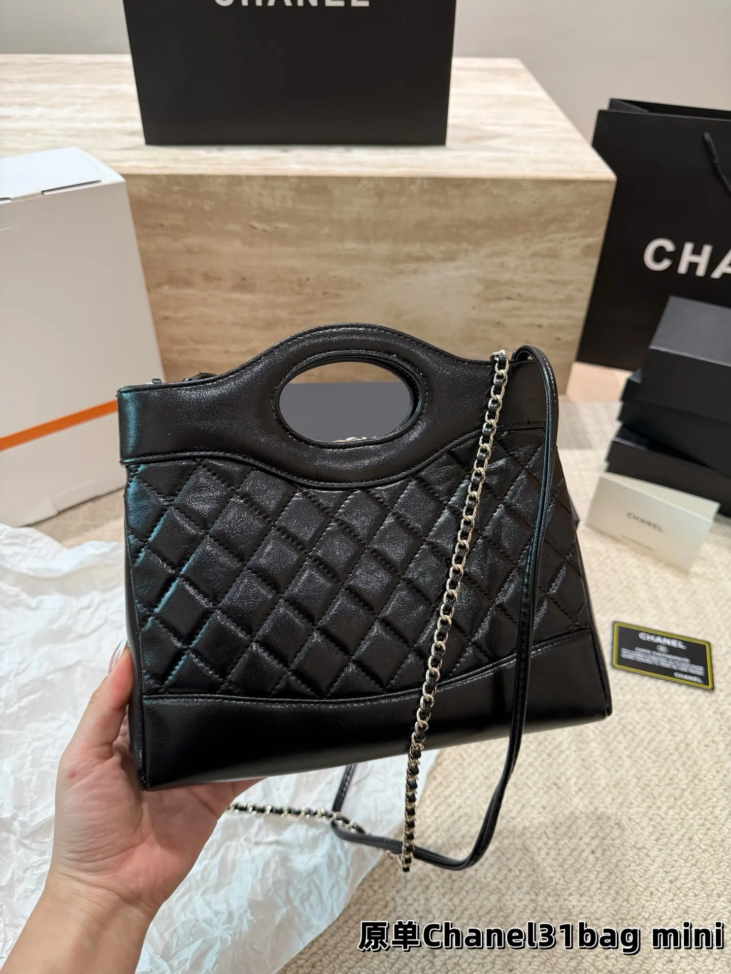 P160 香奈儿 Chanel 31bag mini 这种独具设计感的经典款很难见到的哇~ 这种颜值的美包简直是遇到了就必背的存在 相比较以前的中古来说~新款的设计更具流畅~更具优雅格调 全套包装 尺寸23.19