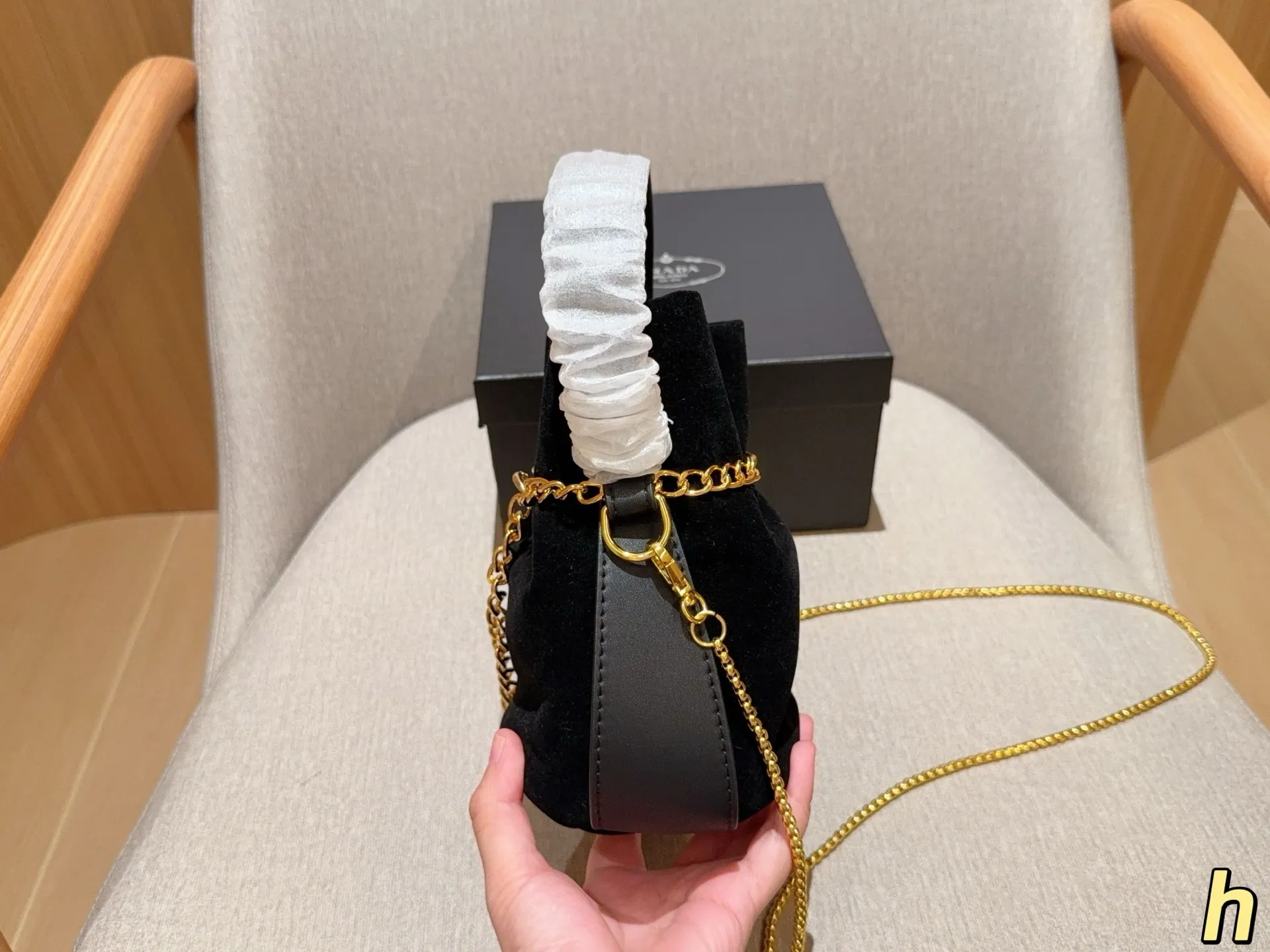 💰120 Prada普拉达 25ssMariner麂皮绒水桶包～链条斜挎包～ 尺寸：17&times;18&times;12 礼盒包装🎁