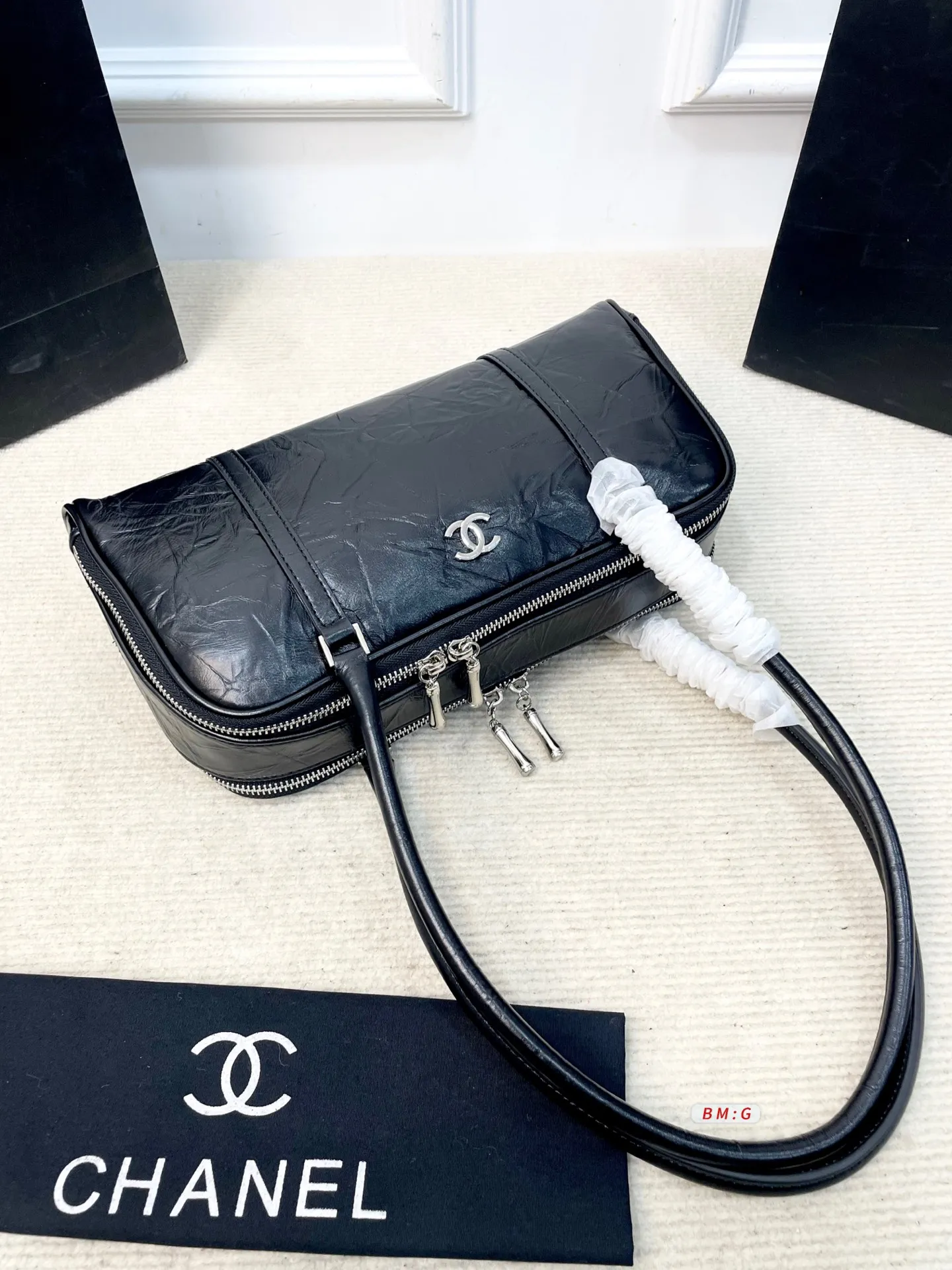 💰225 香奈儿黑色油蜡皮保龄球包,经典弧形设计,油蜡皮自带褶皱纹理,复古又高级✨。正面金属双C Logo超有辨识度,拉链开合更安全。内部空间合理,通勤休闲都能装。手柄弧形,手提肩背都OK,实用又时髦。 尺寸:31*9*16.5