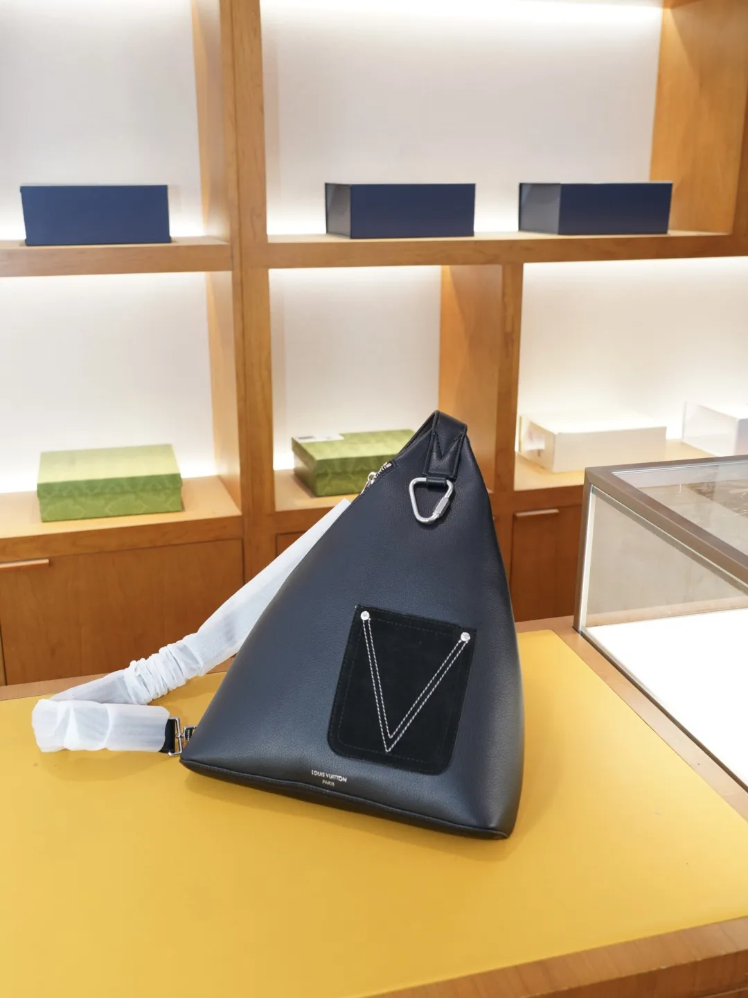 P115 🇮🇹 普拉达 官网同步 高版本 胸包 永恒不过时的标志性产品 纯原单牛皮 顶级五金制作 非市面普通版本 今年PRADA最爱的款式 全部实拍 实用性非常高 完全不用担心穿搭 【规格:30x35x5】