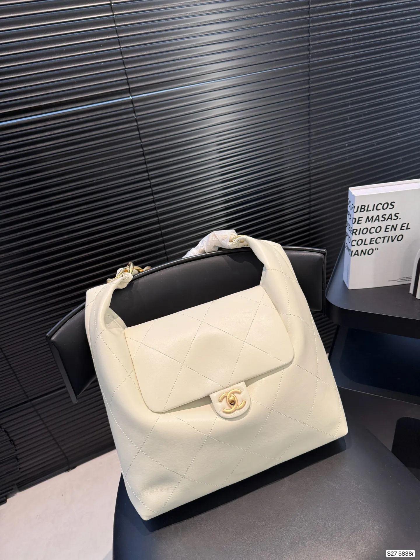 P185 Chanel奶白编织链包|是仙女包没错了 谁能拒绝奶白色的温柔暴击⁉️ 香奈儿这系列把优雅刻进了DNA 日常通勤、出街都能搭 菱格纹+编织金属链手柄 奶白色皮质干净又高级 金色双C扣精致感拉满,温柔又大气 尺寸32 27 货号5838