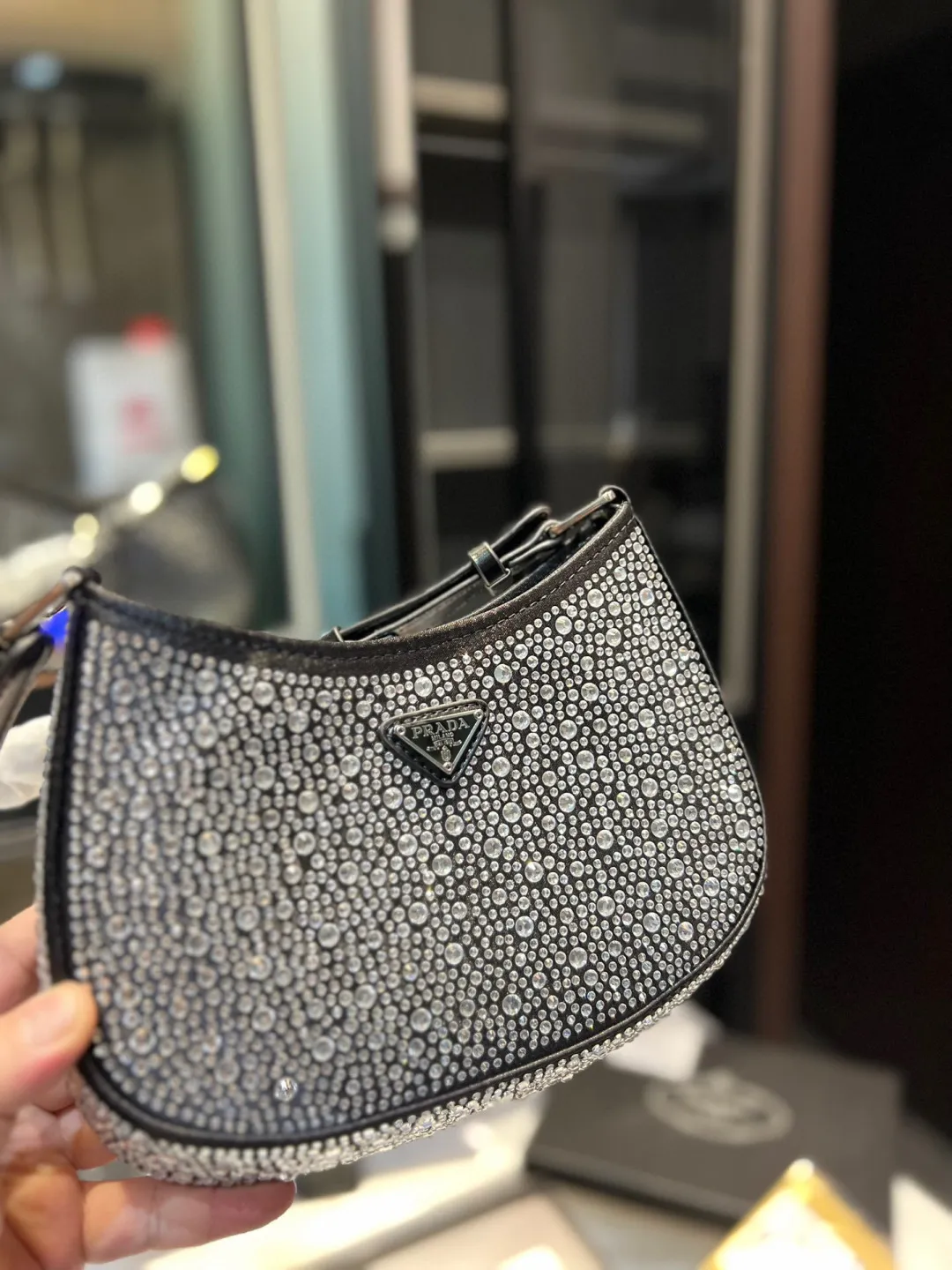 ❤️p135(礼盒包装)❤️ 普拉达腋下钻包 今年真的太流行中古腋下包了 一款sportsexy风格包包🤞🏿 超级喜欢它简单有质感的设计,上身性感而帅气,很能装而且方便啊! 无敌时髦洋气~x尺寸:24*5*16