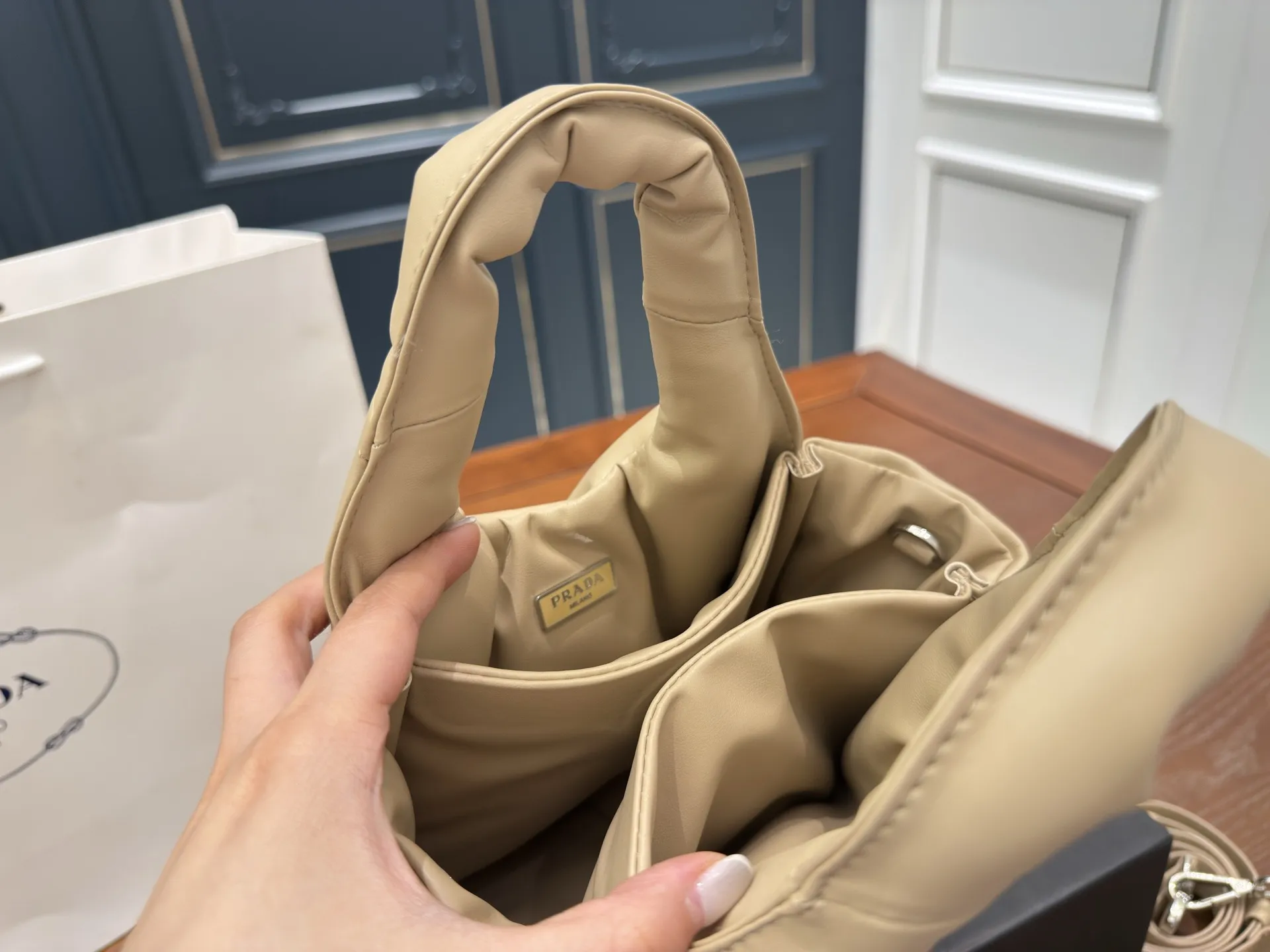 (折叠盒⚠️)p170 Prada洋气单品 普拉达菜篮子包 这个系列将是Prada接下来一整季的主打款式。Prada 手袋的曲线型设计分外醒目,当手包很优雅,时尚百搭!打麻将逛街也很轻便哦!尺寸 17 15