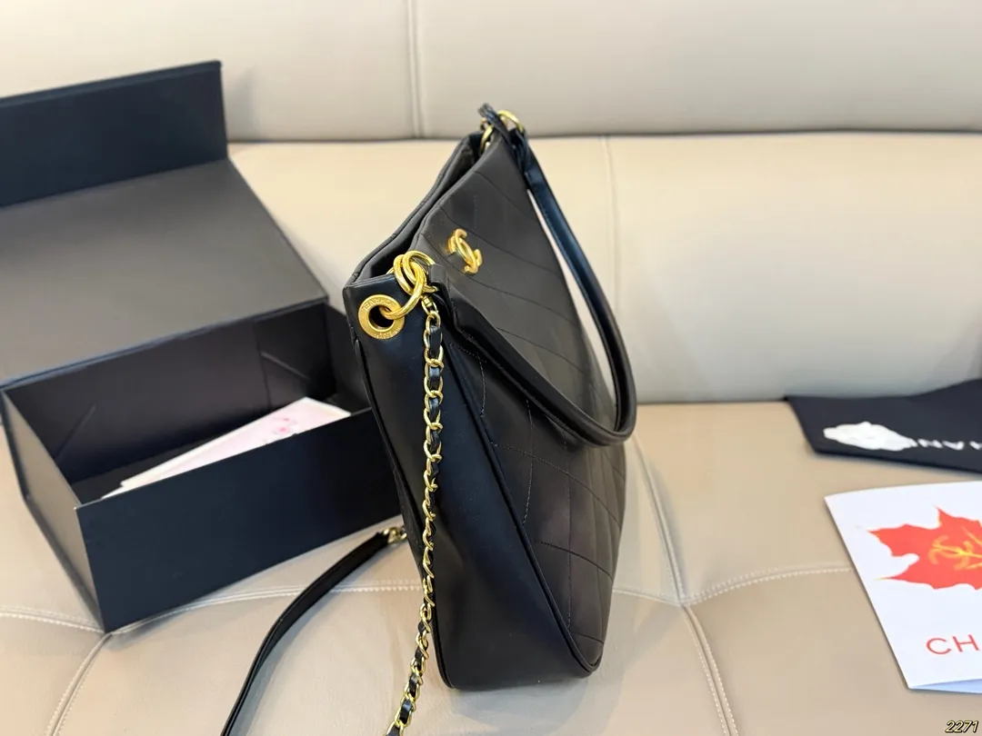 ¥150折叠盒 香奈儿CHANEL Hobo腋下包 这款觉得手拎就很好看 配休闲装很酷啊! 实物很漂亮 质感超级棒 尺寸:32 29