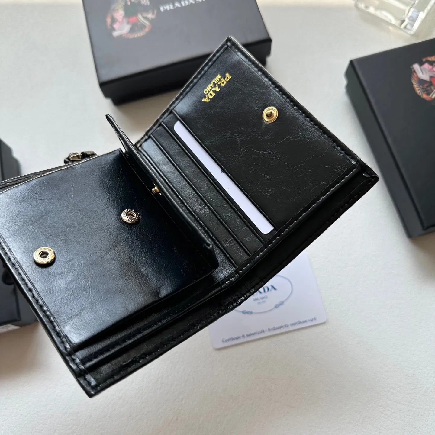p95🎀🎀颜色 黑 灰 粉🎀尺寸 11x10🎀普拉达👏时尚钱包,优质油蜡牛皮👍🏻高档五金配件,内阁丰富,超级实用❗️现货高品质!