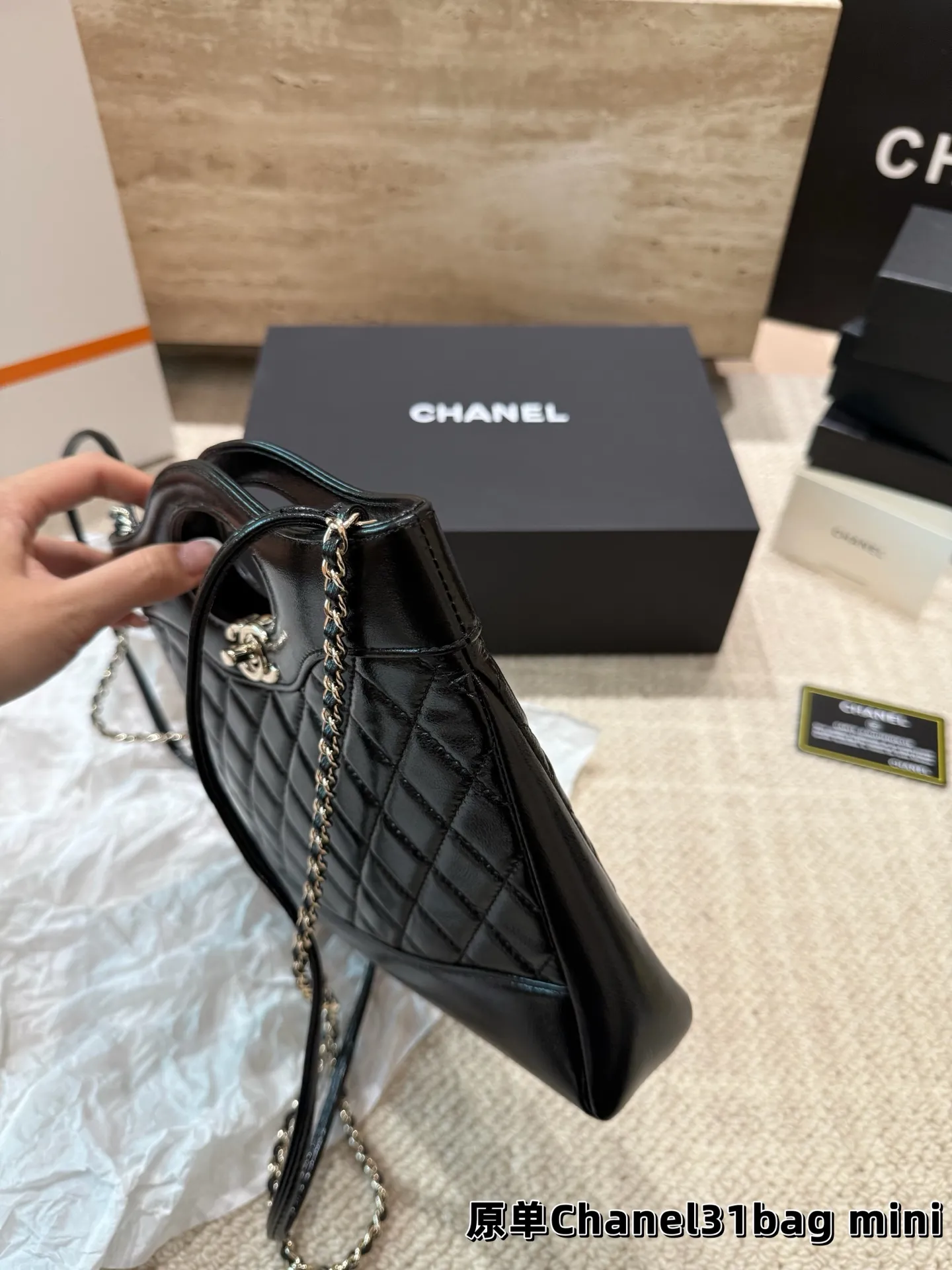 P160 香奈儿 Chanel 31bag mini 这种独具设计感的经典款很难见到的哇～ 这种颜值的美包简直是遇到了就必背的存在 相比较以前的中古来说～新款的设计更具流畅~更具优雅格调 全套包装 尺寸23.19