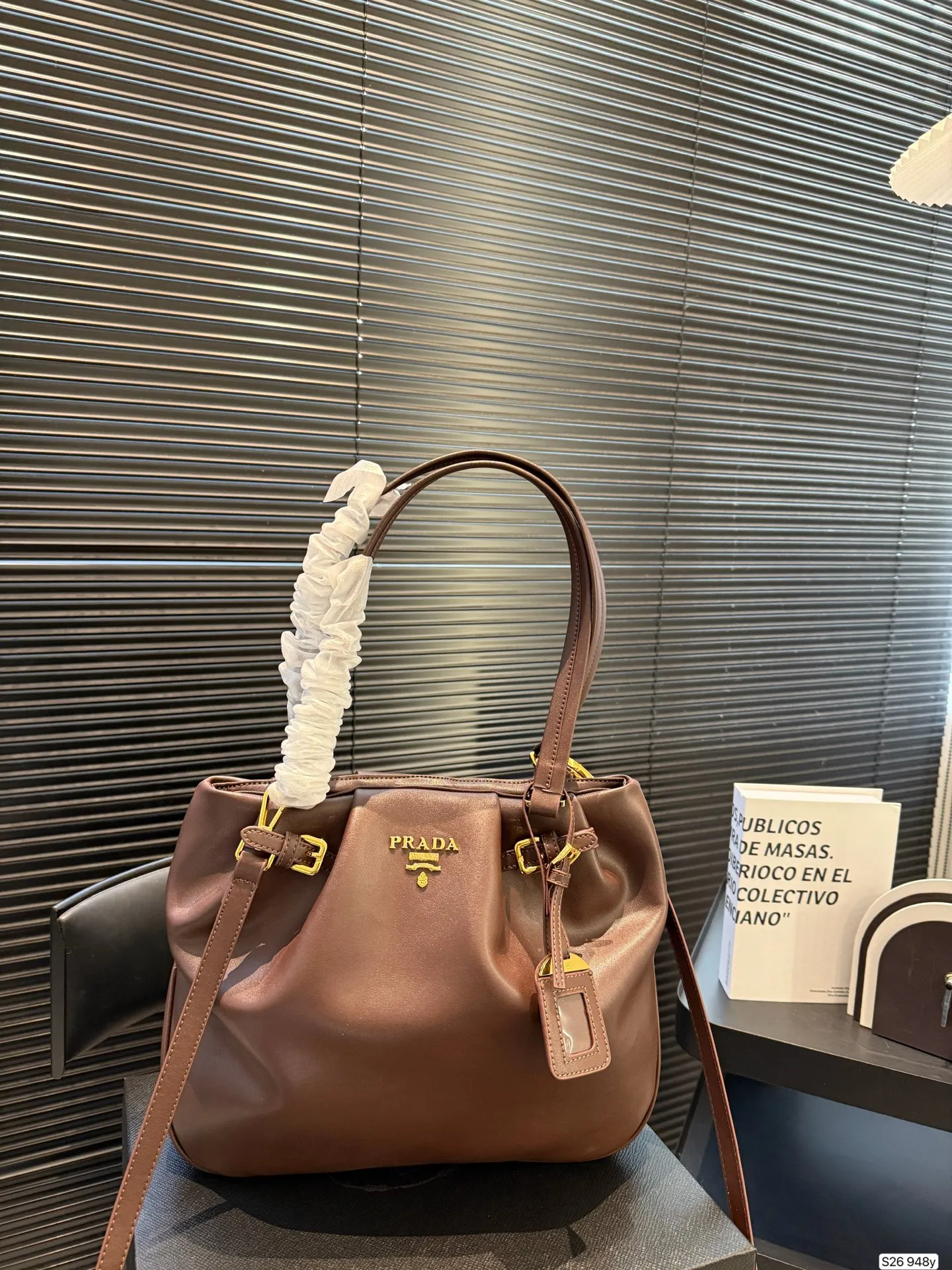 P180 普拉达 又是心动Prada的一天. 松弛慵懒的tote包真的爱惨了 上身满满的高级感！ 日常通勤必备哦！ 尺寸：33 26 货号948