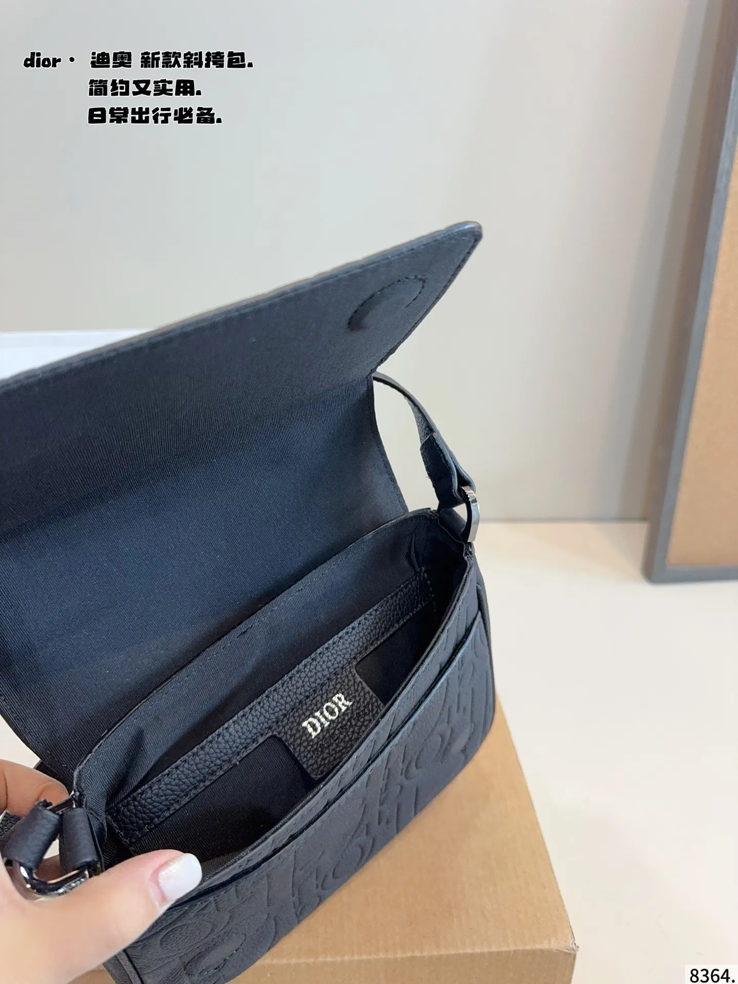 p155配礼盒🎁 Dior/迪奥 新款 男包系列的邮差包实在帅la~ 简单有质感的设计对于日常即使不爱穿搭的男生都很友好 基础款搭配起来也能提升整体时髦度实用又很高级 尺寸 :23*6*18cm