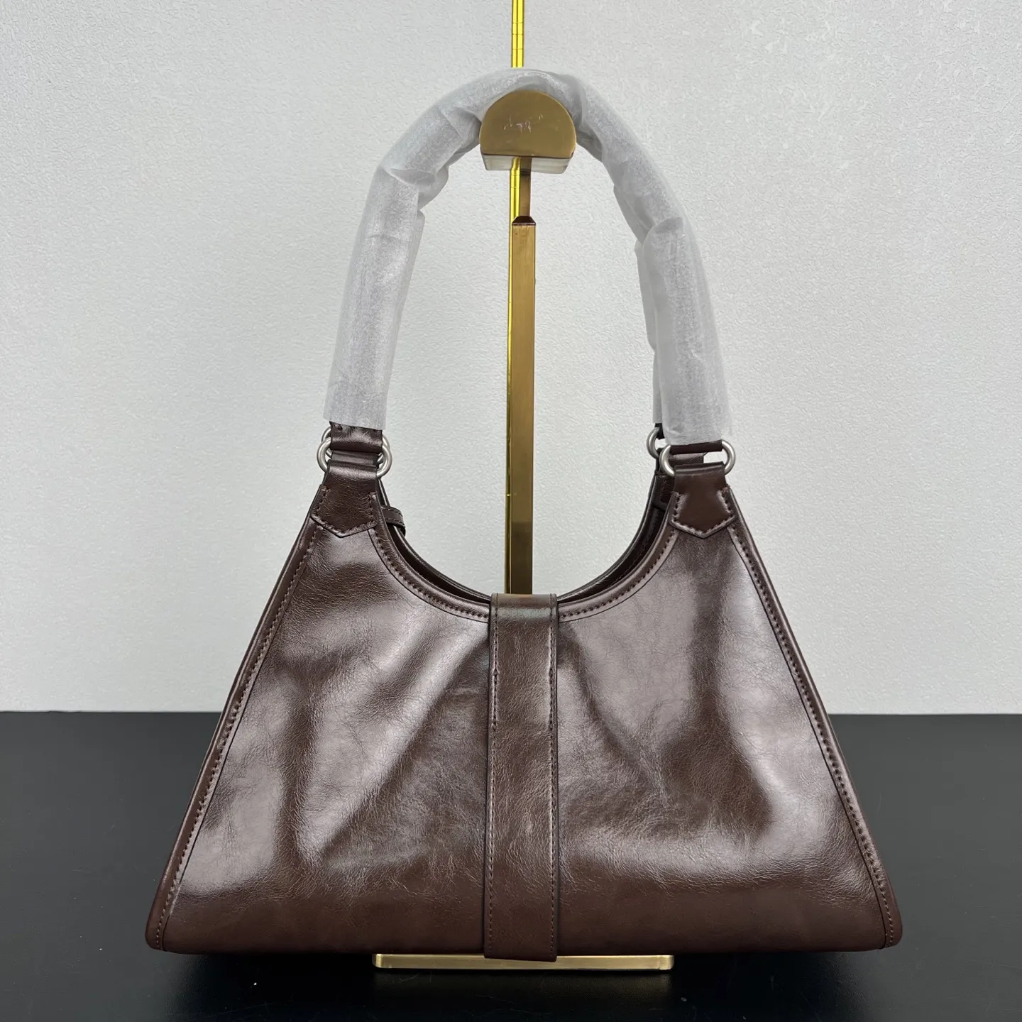 定制版💰338包邮‼️ 🎉新品🎉1BG563新款🎉🎉 这款走秀款采用进口油腊皮，顶级五金，前幅配有插扣锁开合，容量空间大，又可手提又可肩背，上身效果非常大气时尚，喜欢宝宝们，赶紧入手吧🎉🎉 长30.5x高17.5x底9cm🎉🎉🎉