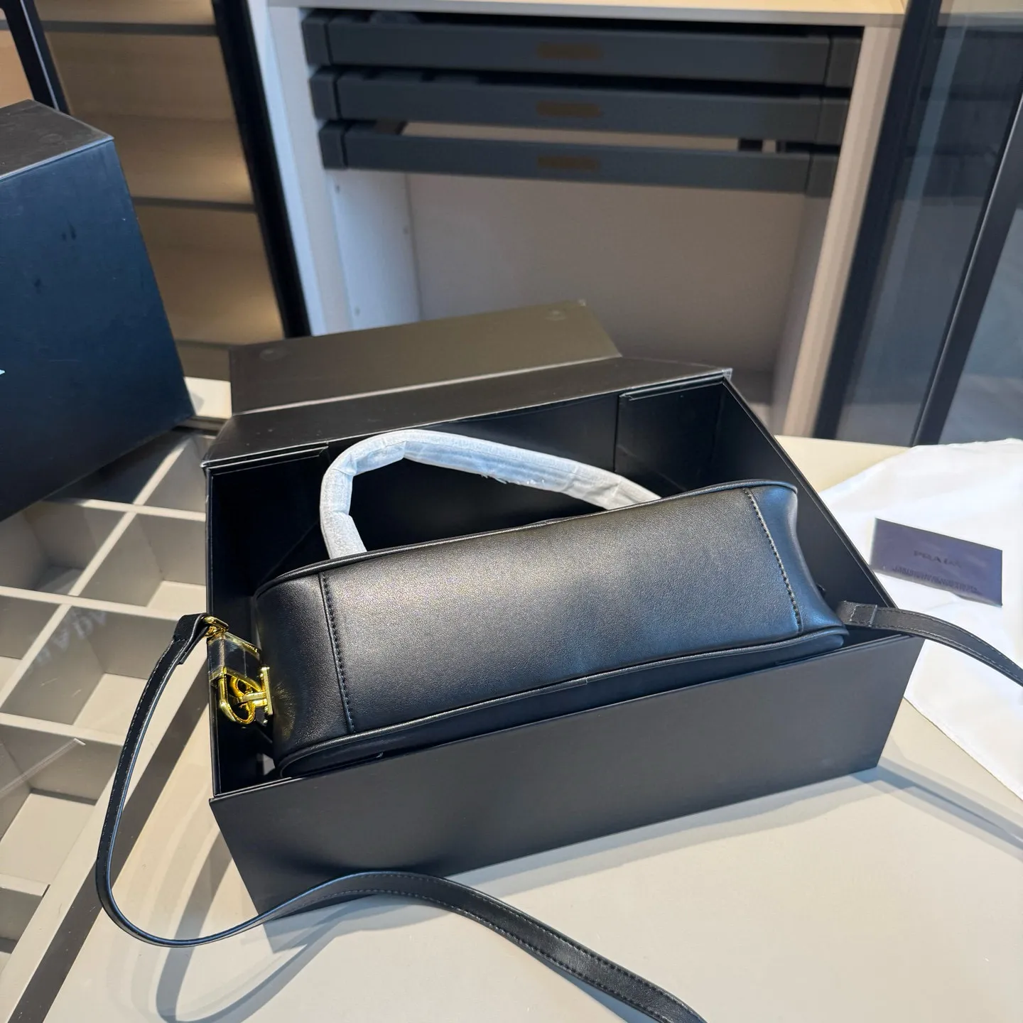 🅿️185~🅿️190~🅿️195✅新品推荐🔜 高端货🔥Prada普拉达专柜新款锁头腋下包~👍明星同款!到哪都是回头率👍专柜同款哦!品质堪比正品!进口面料外出轻便实用!原版顶级五金🎁原版礼盒包装(size:小号28*14 中号30*18 大号34*23)