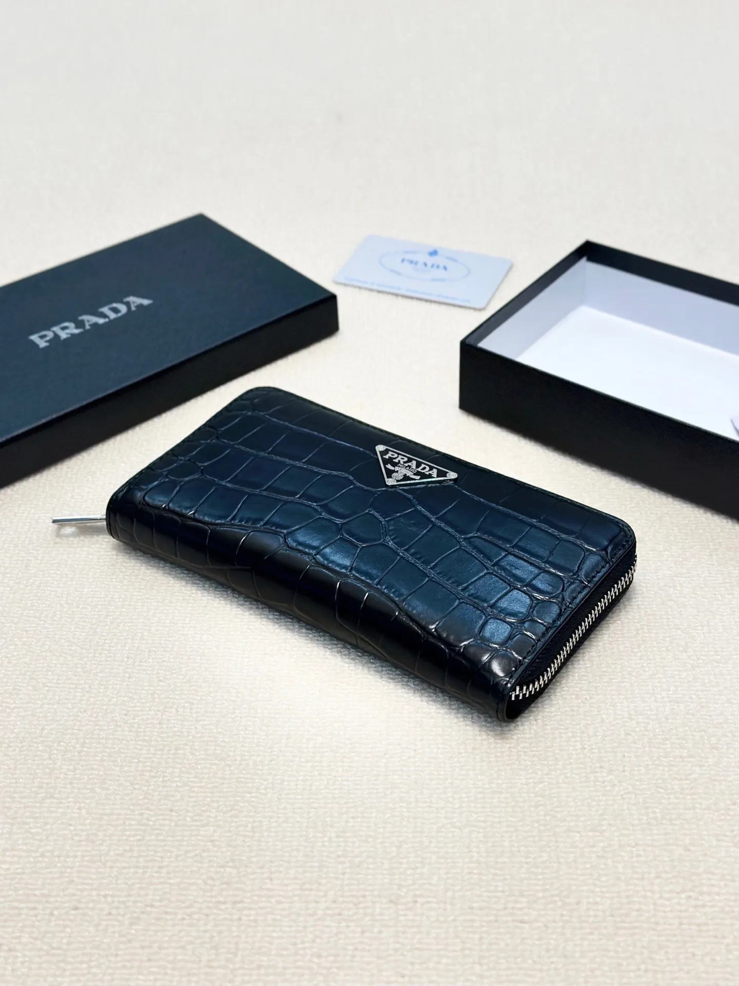 P100🎀🎀颜色 黑🎀尺寸 21x11🎀✨普拉达男士手包💎💎石头纹牛皮🐂，一流手感媲美专柜正品👍，看细节👀多卡位大容量，现货供应