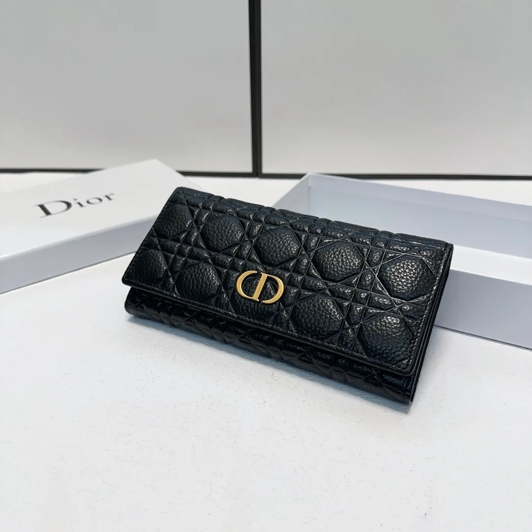 P95🎀🎀颜色 黑🎀尺寸 19x10🎀迪奥👏时尚钱包 🎃🎃头层牛皮压花🐂内阁超丰富👍女士专属🔥现货