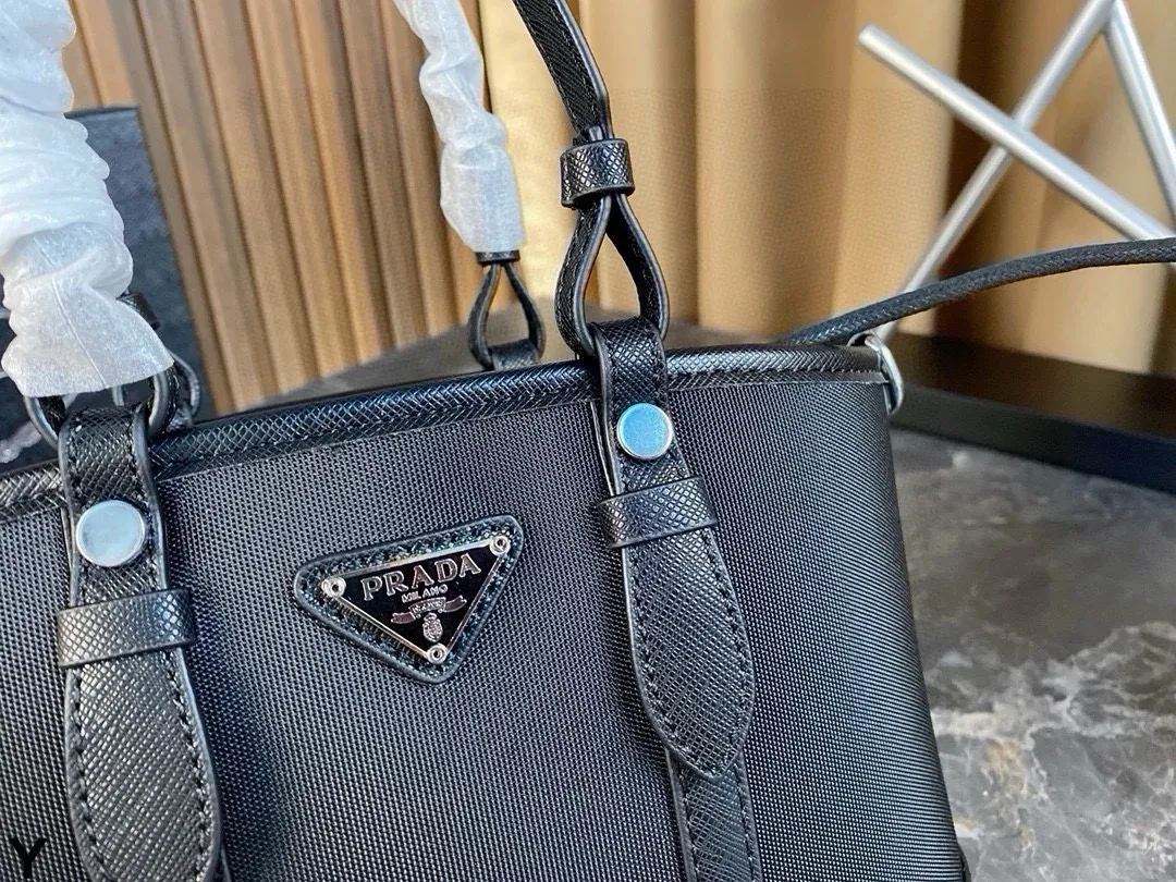 p125/p120 配盒🎁 Prada/普拉达家尼龙包! 犹如潇洒在普拉达女包的体闲生活中穿梭 内设贴袋 可拆卸式斜挎肩带 面料纹路清晰 走线均匀! 尺寸:24*14/21*12
