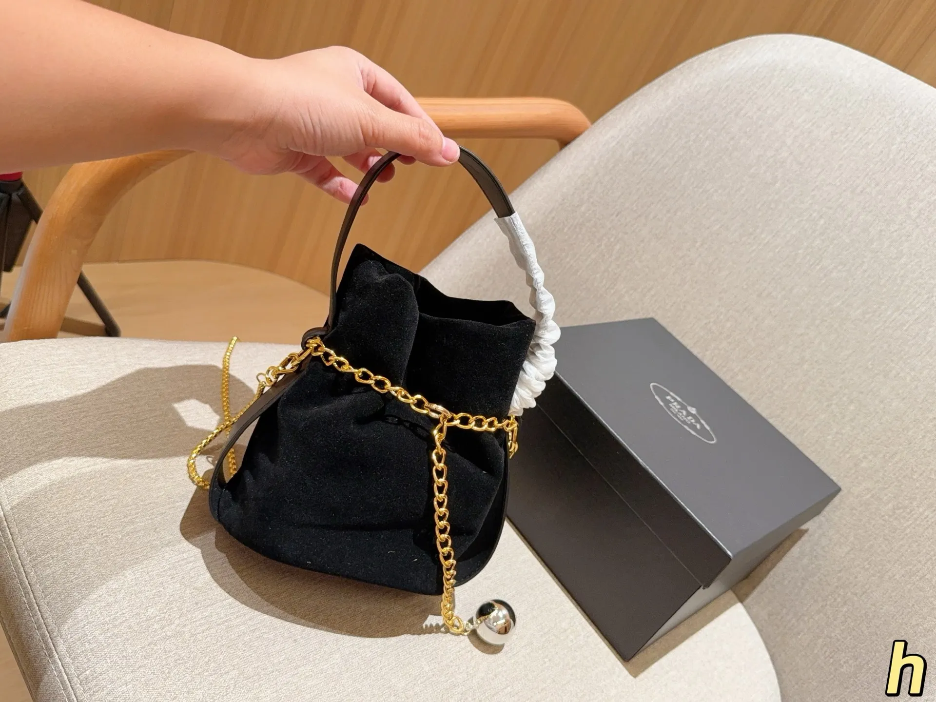 💰120 Prada普拉达 25ssMariner麂皮绒水桶包~链条斜挎包~ 尺寸:17×18×12 礼盒包装🎁