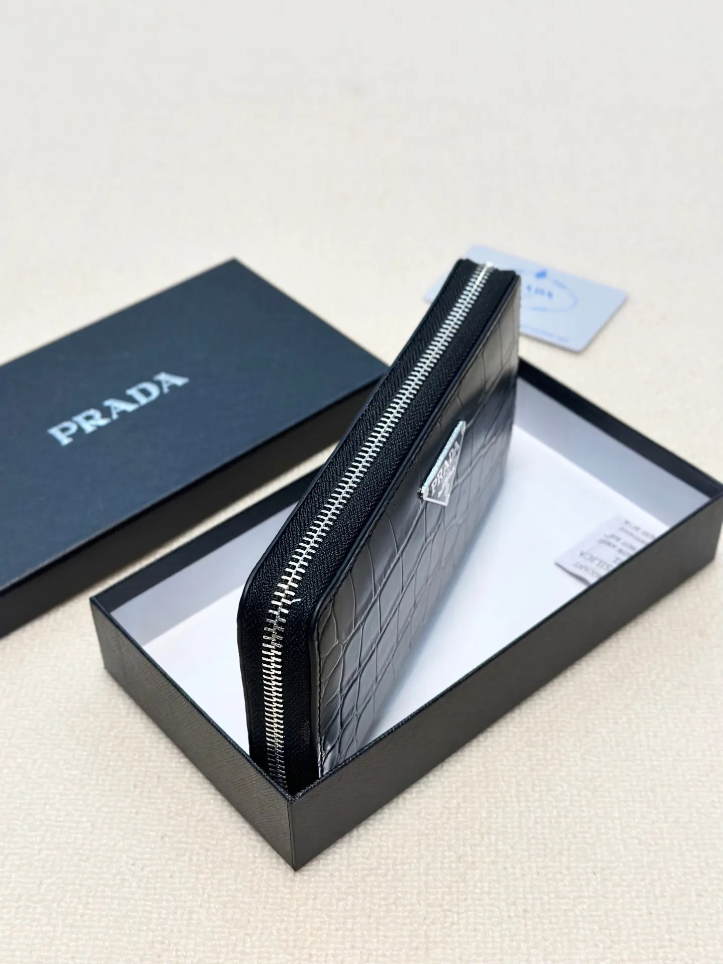 P100🎀🎀颜色 黑🎀尺寸 21x11🎀✨普拉达男士手包💎💎石头纹牛皮🐂,一流手感媲美专柜正品👍,看细节👀多卡位大容量,现货供应