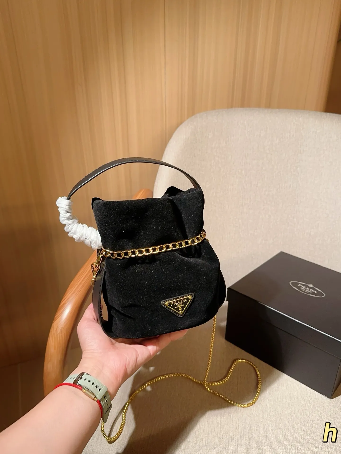 💰120 Prada普拉达 25ssMariner麂皮绒水桶包~链条斜挎包~ 尺寸:17×18×12 礼盒包装🎁