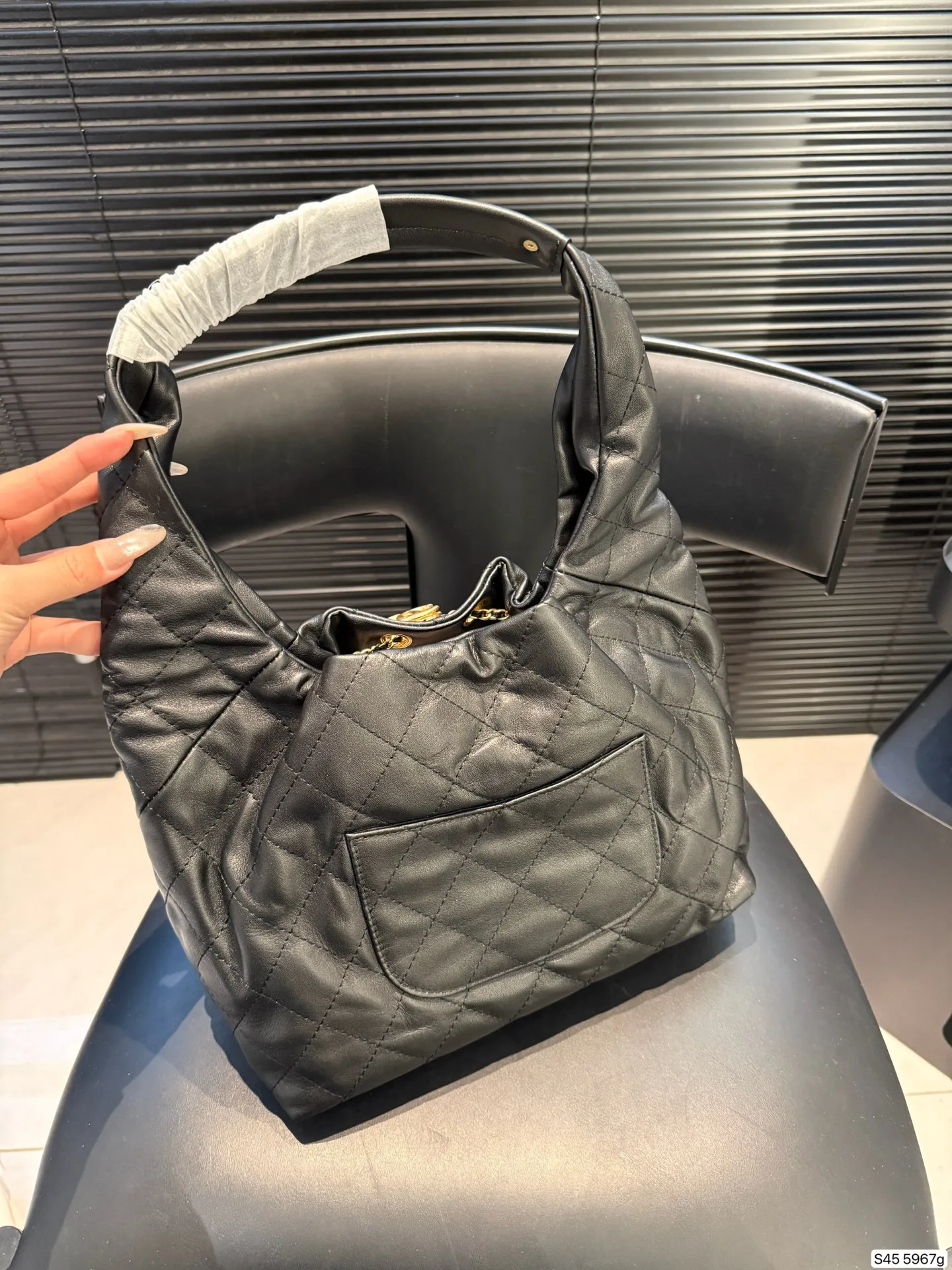 P275 香奈儿新款hobo✅行情早知道🔑少见的推荐 香奈儿2025年推出了全新的Hobo包金属双C扣和链条肩带等设计细节,结合复古与现代元素,成为备受期待的new girl。 尺寸27 21 货号5967