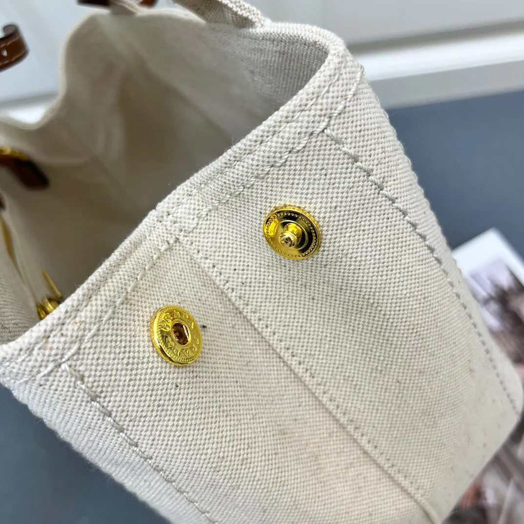 💰200包邮‼️ 新品首发*+2025summer新品亚麻混纺配皮托特包 小号 优雅时尚夏日度假风情托特包 采用亚麻混纺面料精心打造 配以牛皮双腕带 正面标志性字母徽标压花 超实用的托特包造型 配有可拆卸皮革钥匙环 简约精致内里容量超大超好用 简直是太棒了 .时尚潮人新宠 完美细节媲美砖柜超级棒5炎评价 size:25*19*15cm 型号:1BD678