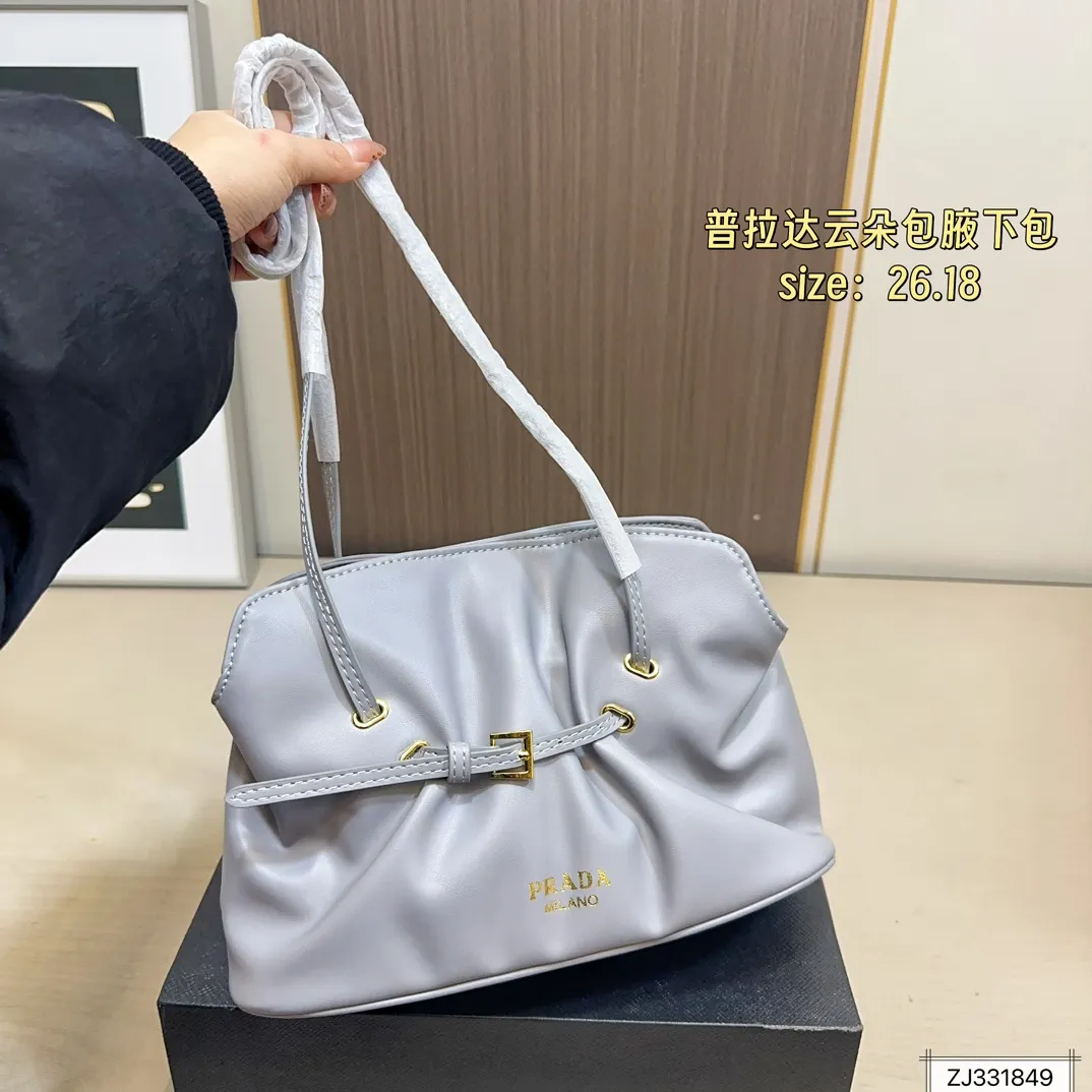 💰165 折叠盒 尺寸26&times;18 Prada 普拉达 Dada腋下包 因蓬松柔软的外形被称为&ldquo;云朵包&rdquo;，触感细腻。细长饰带束出自然褶皱，展现松弛高级的&ldquo;Raw Glamour&rdquo;风格。磁吸扣设计，容量可观，适合通勤或约会，轻松搭配各种穿搭，时髦又实用