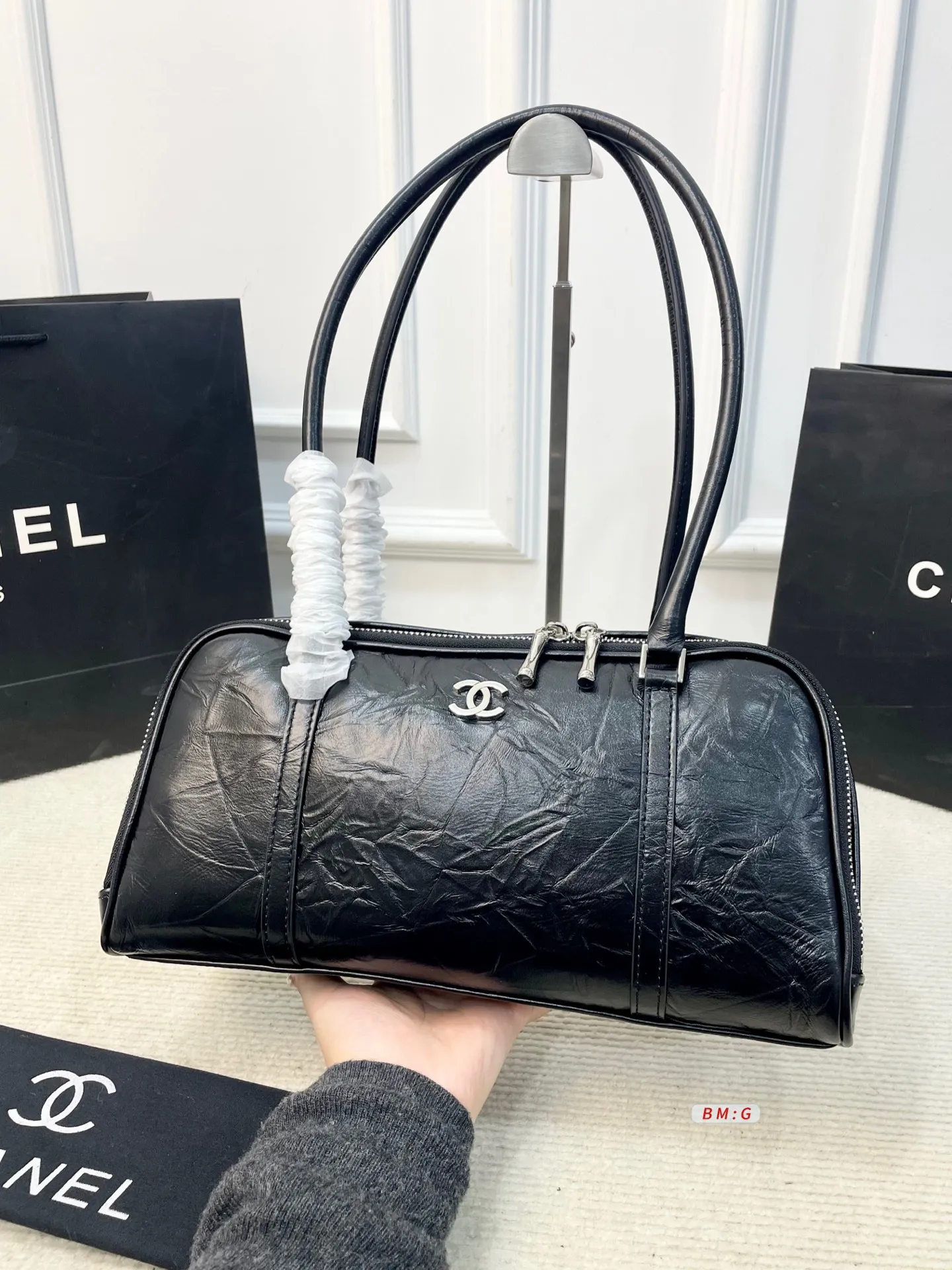 💰225 香奈儿黑色油蜡皮保龄球包,经典弧形设计,油蜡皮自带褶皱纹理,复古又高级✨。正面金属双C Logo超有辨识度,拉链开合更安全。内部空间合理,通勤休闲都能装。手柄弧形,手提肩背都OK,实用又时髦。 尺寸:31*9*16.5