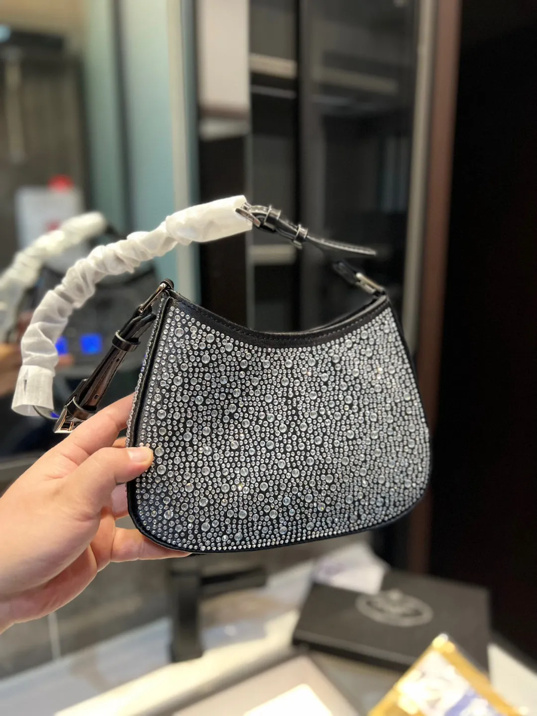 ❤️p135(礼盒包装)❤️ 普拉达腋下钻包 今年真的太流行中古腋下包了 一款sportsexy风格包包🤞🏿 超级喜欢它简单有质感的设计,上身性感而帅气,很能装而且方便啊! 无敌时髦洋气~x尺寸:24*5*16