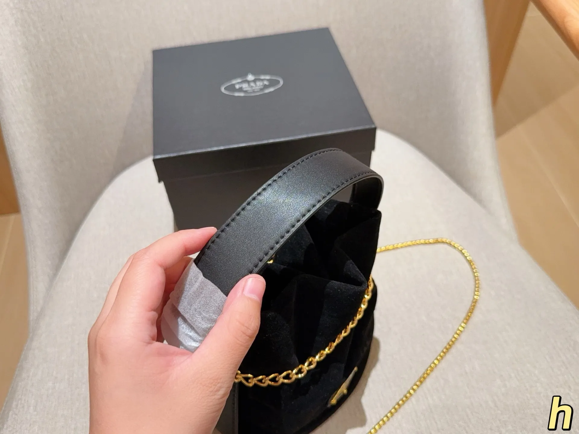 💰120 Prada普拉达 25ssMariner麂皮绒水桶包~链条斜挎包~ 尺寸:17×18×12 礼盒包装🎁