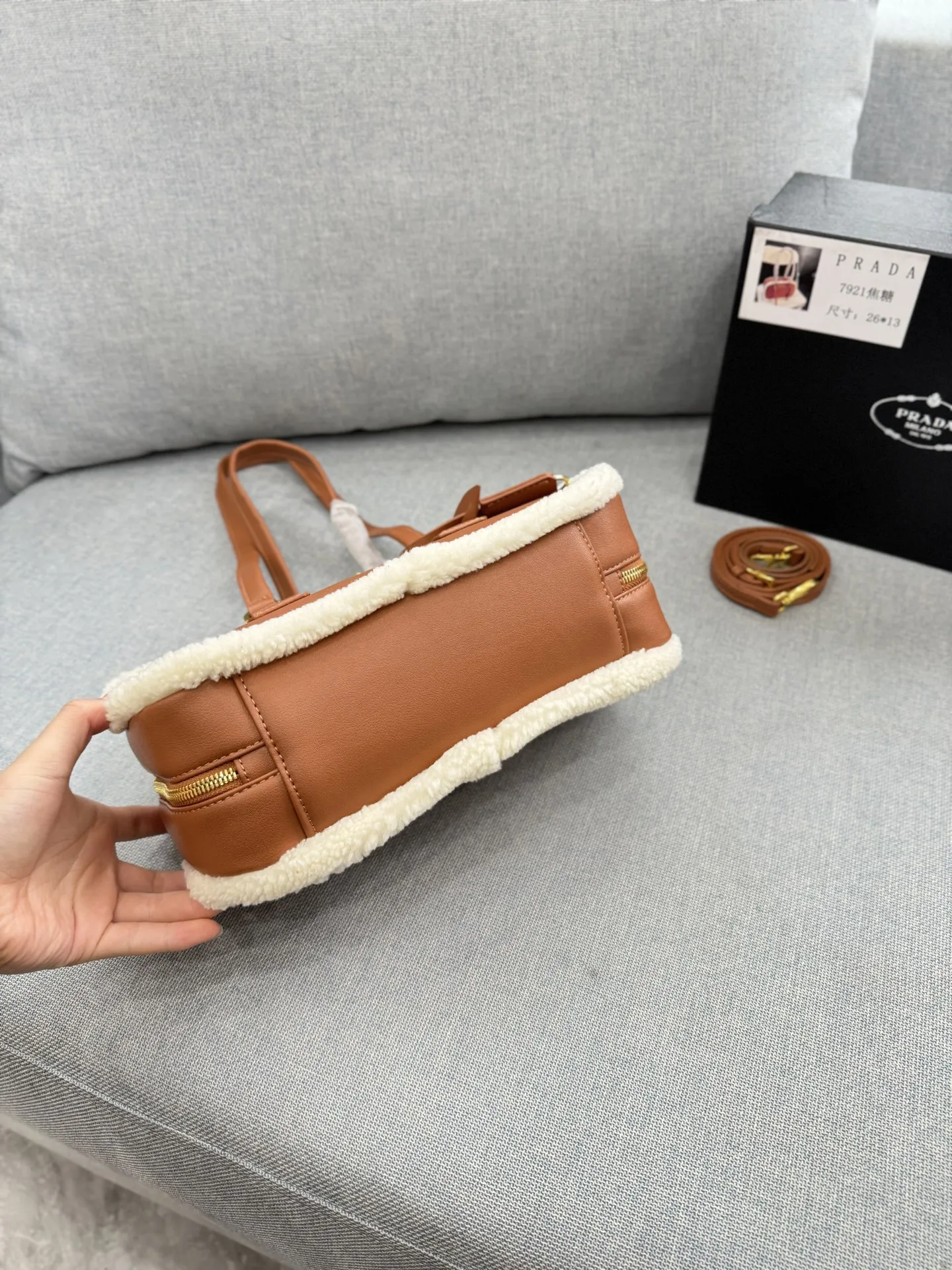 💰150 天地盖 size：28&times;15 PRADA普拉达 腋下包 手提单肩包 皮质手感柔软细腻，自带淡淡的皮香味，巧妙融合多种元素，呈现出独特而时尚的美学风格， 简约又有质感~