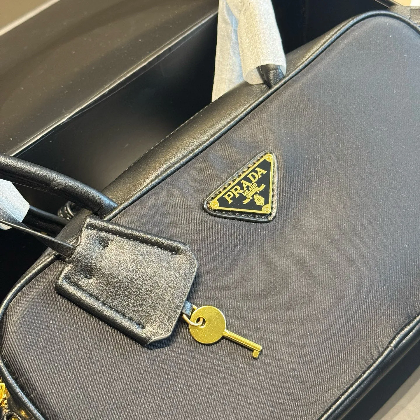 🅿️185~🅿️190~🅿️195✅新品推荐🔜 高端货🔥Prada普拉达专柜新款锁头腋下包~👍明星同款!到哪都是回头率👍专柜同款哦!品质堪比正品!进口面料外出轻便实用!原版顶级五金🎁原版礼盒包装(size:小号28*14 中号30*18 大号34*23)