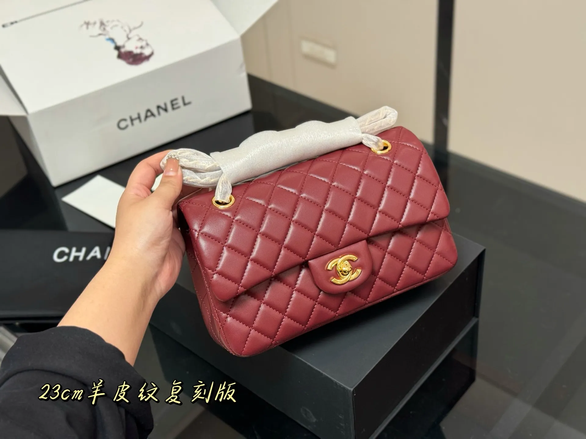 ¥185 配折叠盒飞机盒 size:23cm 香奈儿 cf我们一直很用心在做 秒杀其他市面上的货 顶级原单鱼子酱 很舒服的一种! 不管您是谁 稳稳hold住哦✔️✔ 四季必备单品!