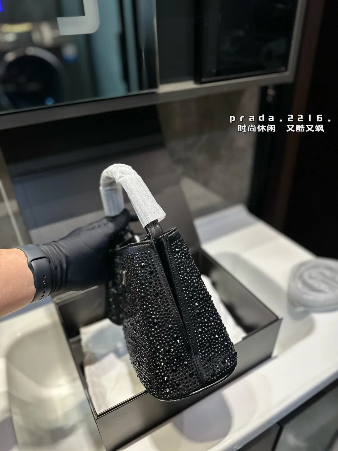 ❤️p150(礼盒包装)❤️ Prada 普拉达新品 闪闪水钻 满钻托特包哇咔咔!整个包都是闪钻镶嵌成的水钻 Prada Hobo包包 在灯光下BlingBling的闪。尺寸:18 19